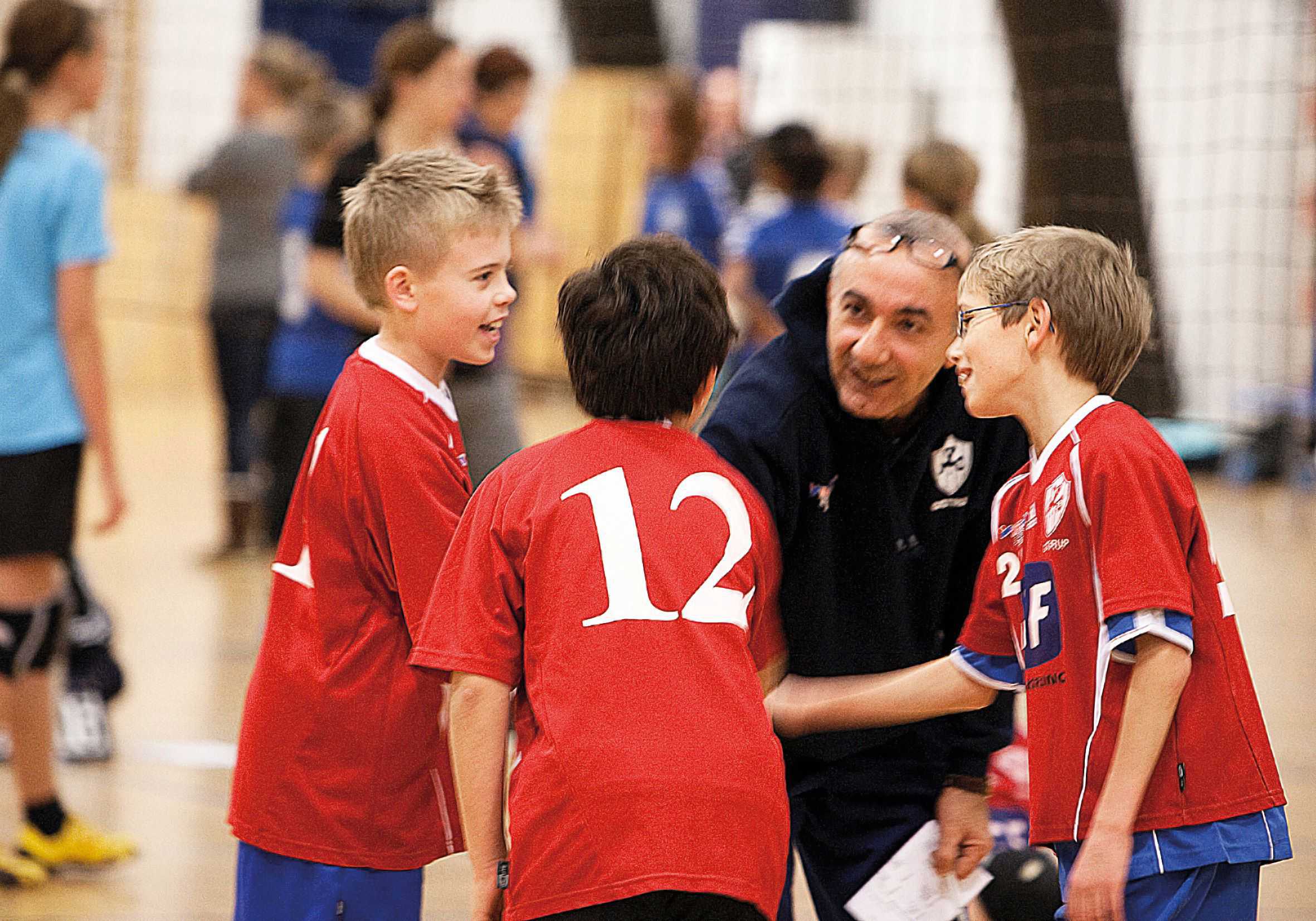 Fodboldtræner med miniputspillere