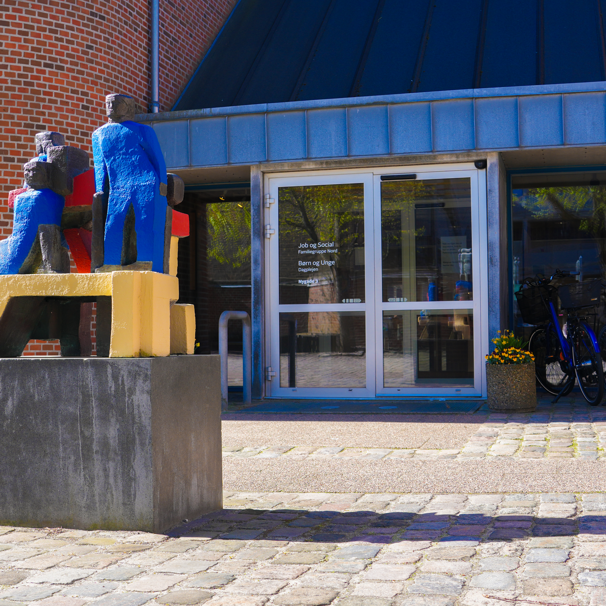 Indgangsdør med skulptur foran