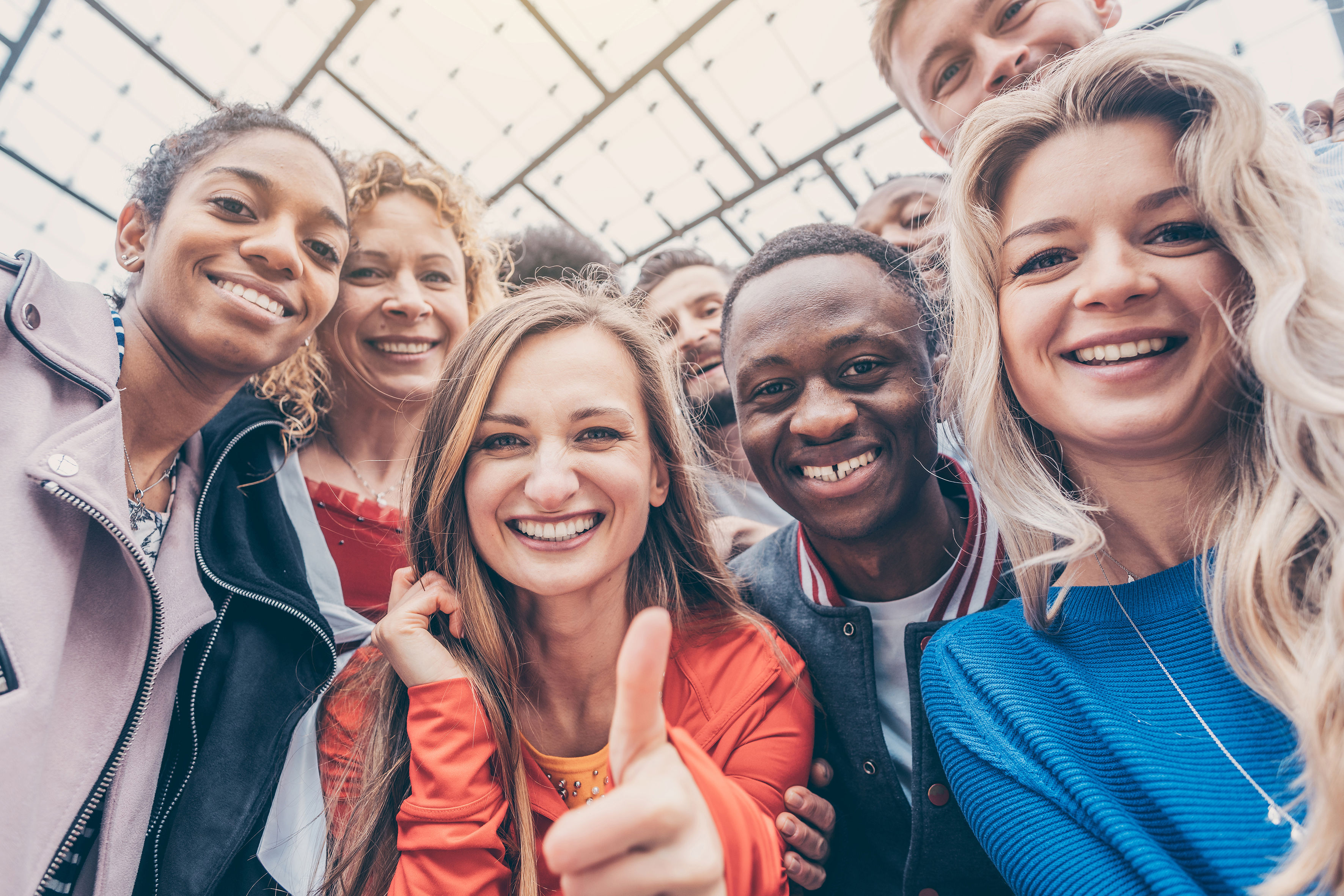 En flok mennesker med forskellige etniciteter