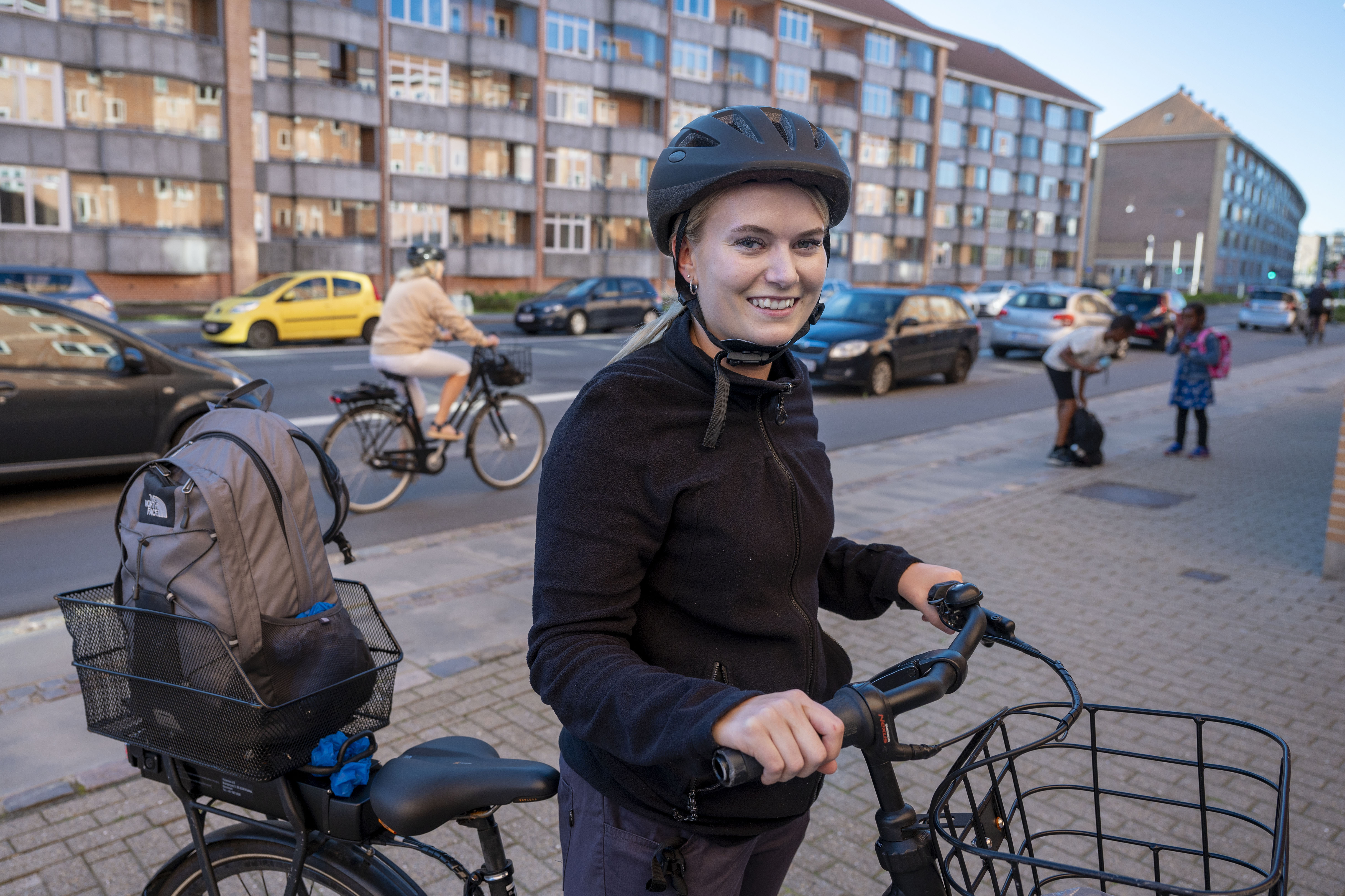 Medarbejder på cykel i Øgadekvarteret