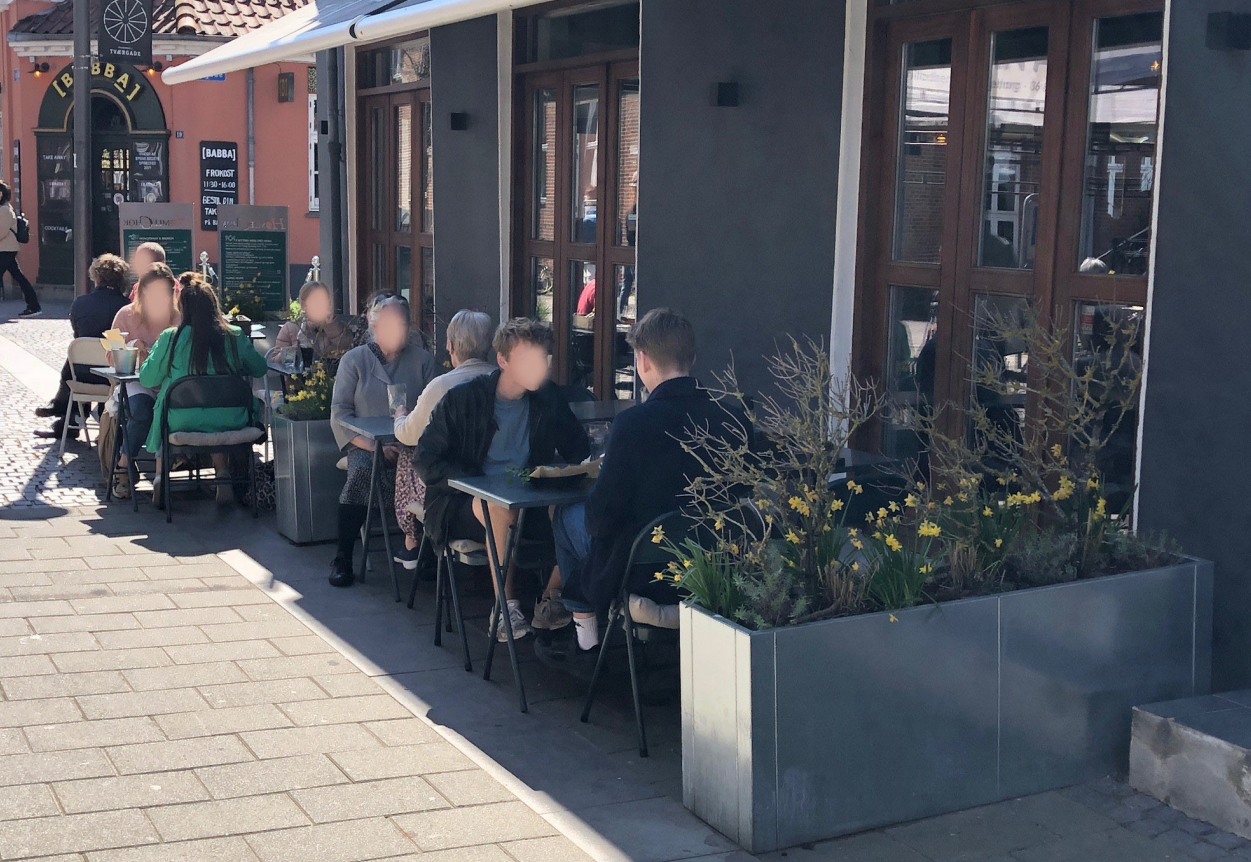 Plantekummer ved fortovscafe