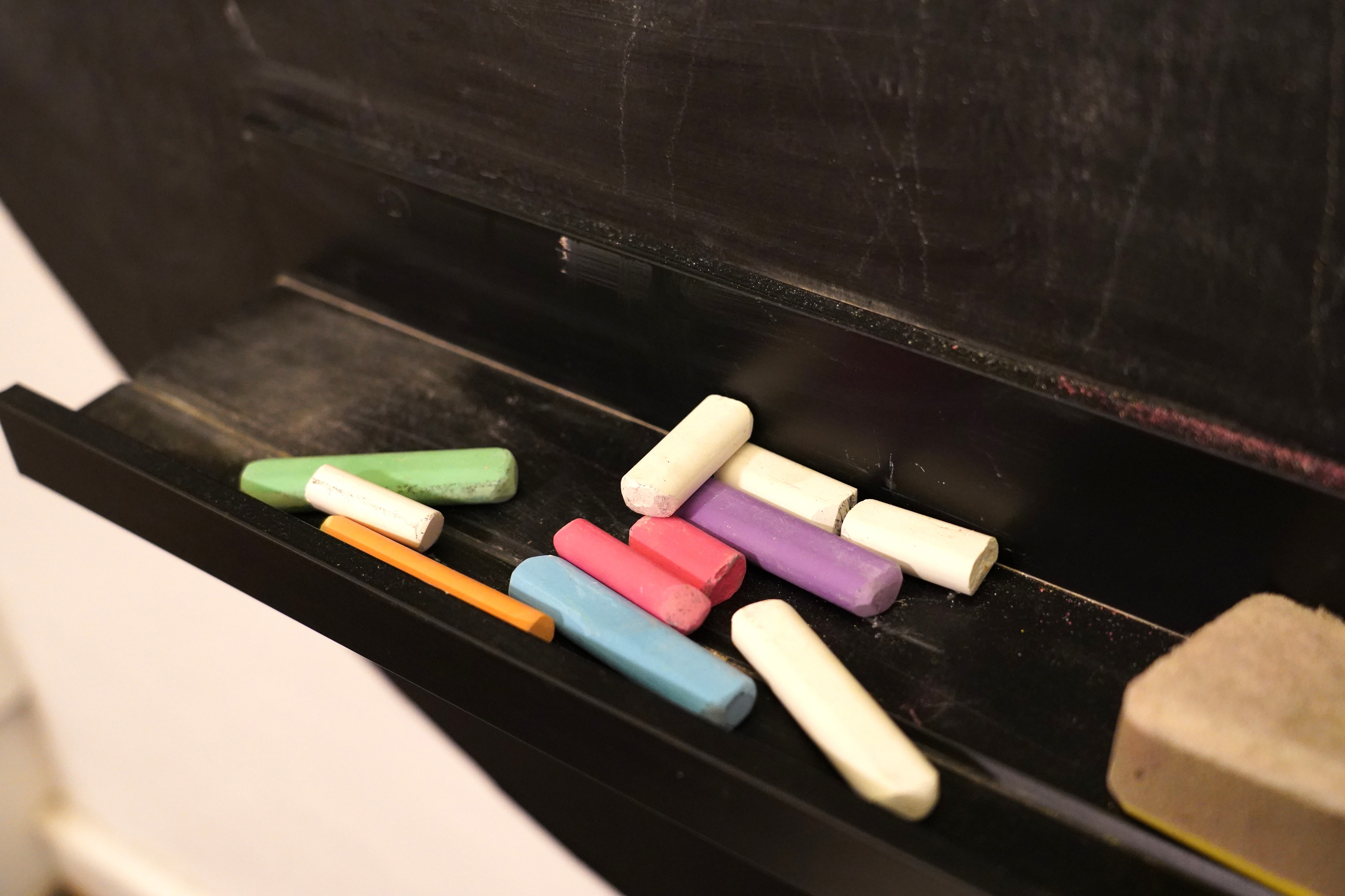 kridt, der ligger på en tavle