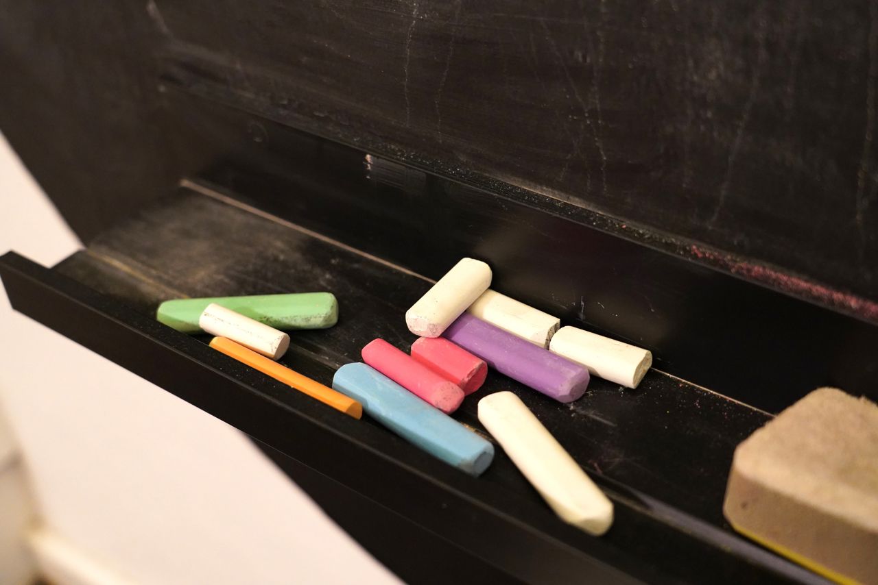 kridt, der ligger på en tavle