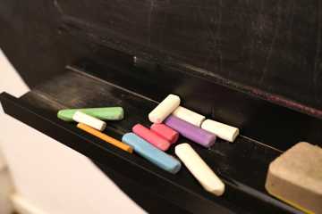 kridt, der ligger på en tavle