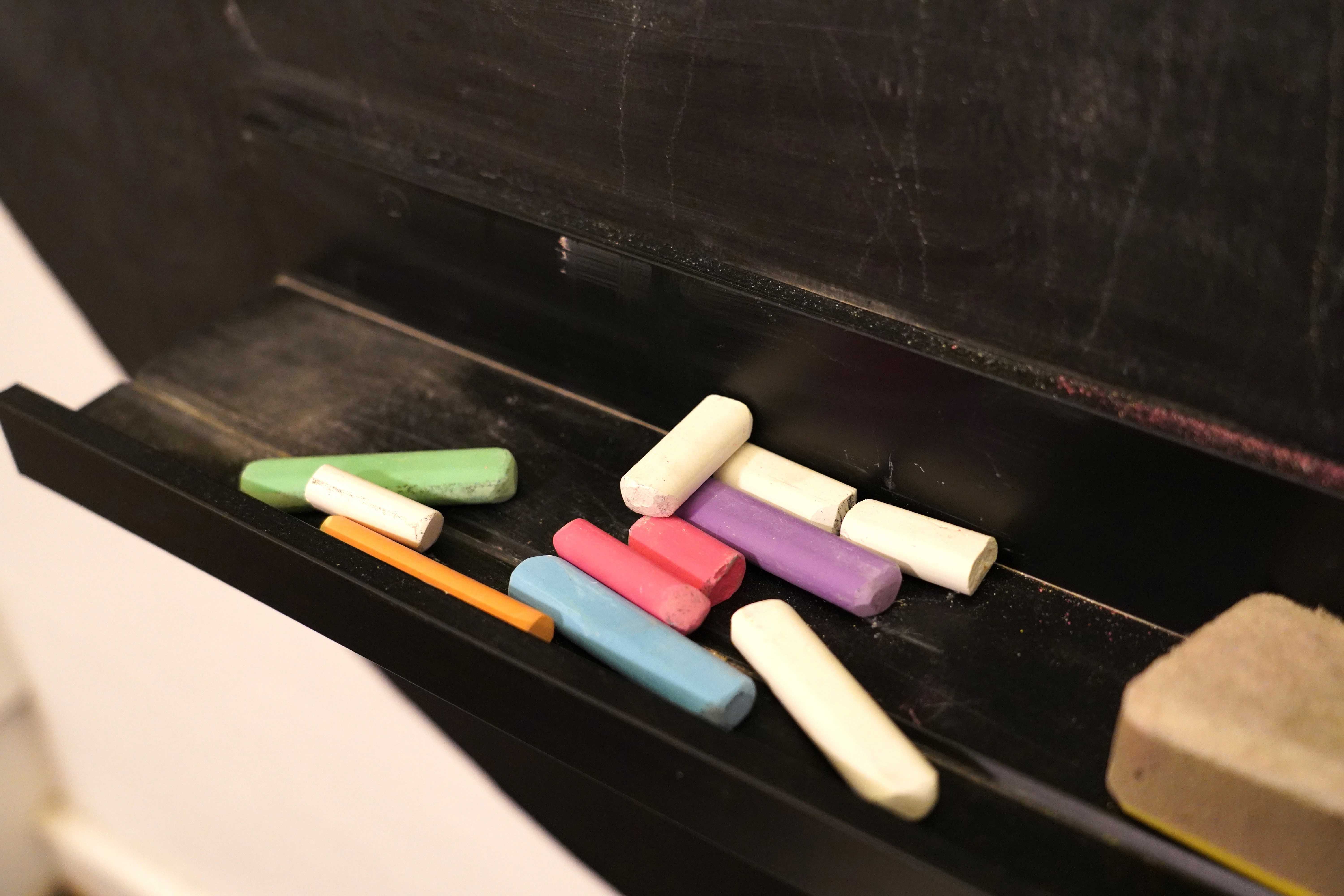 kridt, der ligger på en tavle