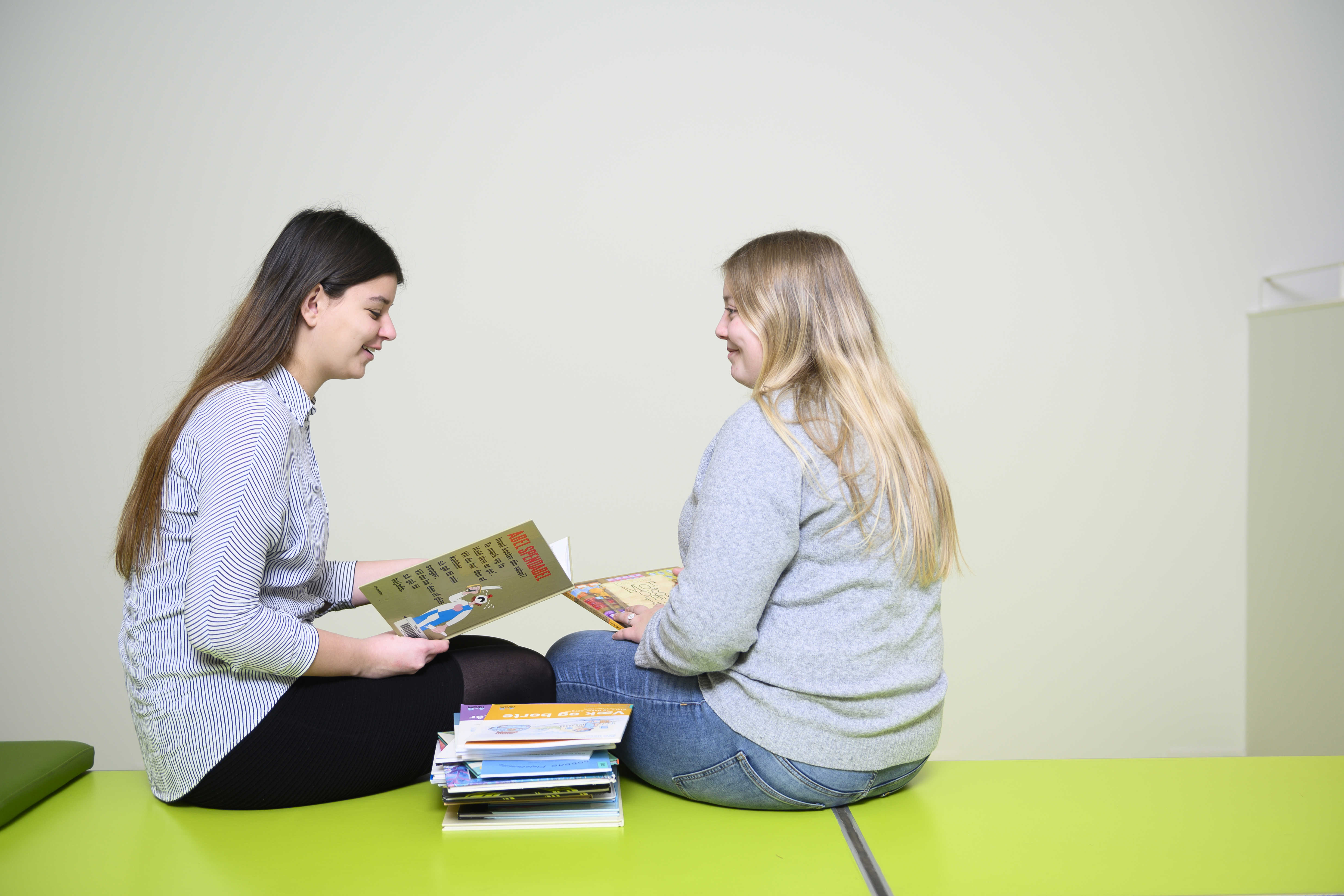 To pædagogisk assistent elever sidder sammen