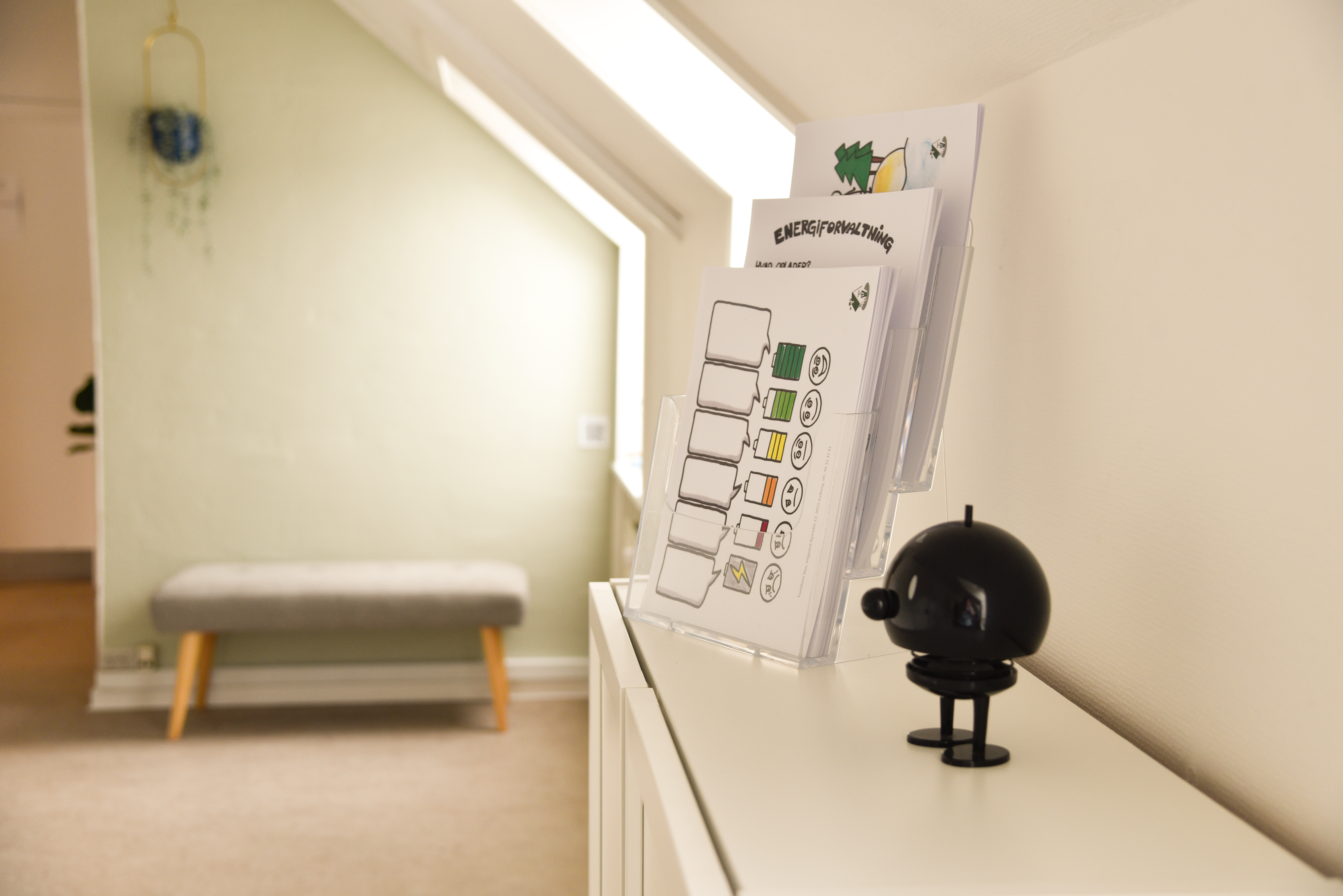 Venteområde med pjecer op disk