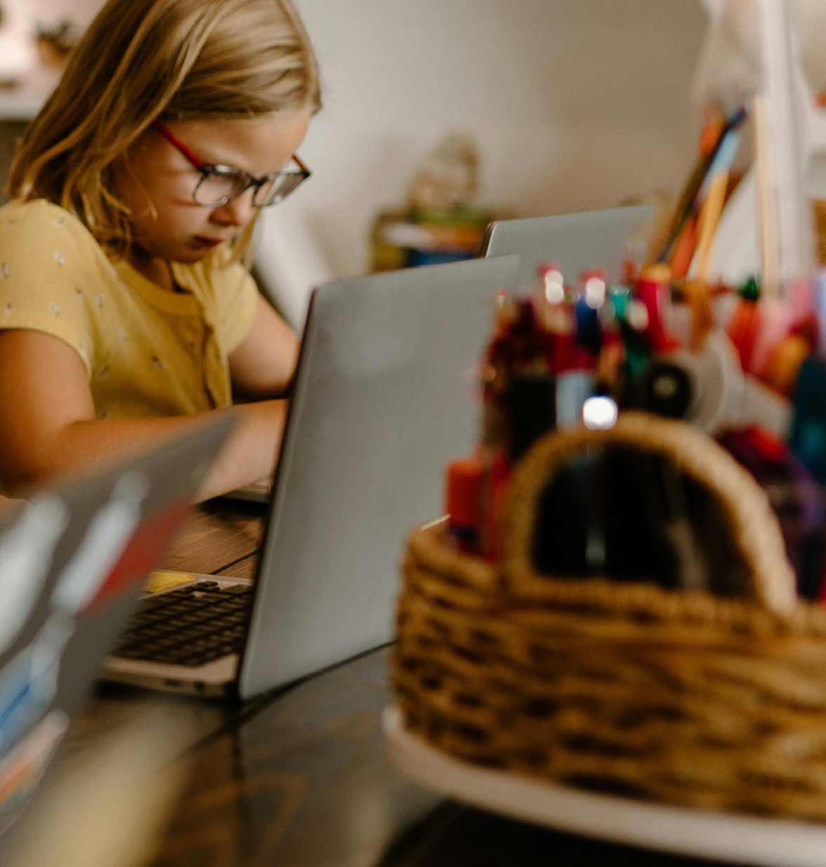 Pige der sidder med computer