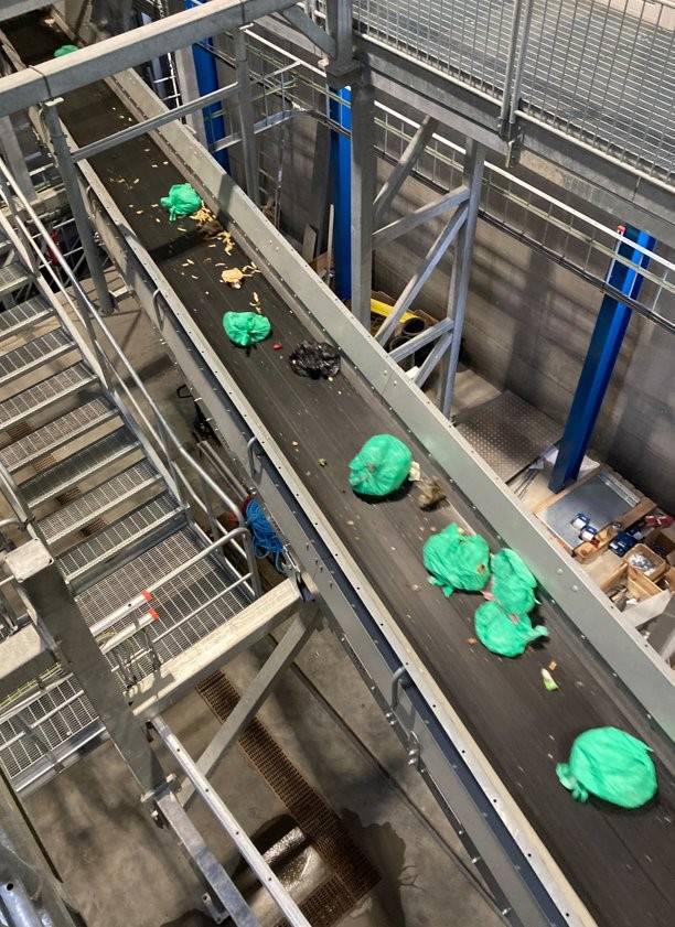 Samlebånd med sortering af mad og restaffald