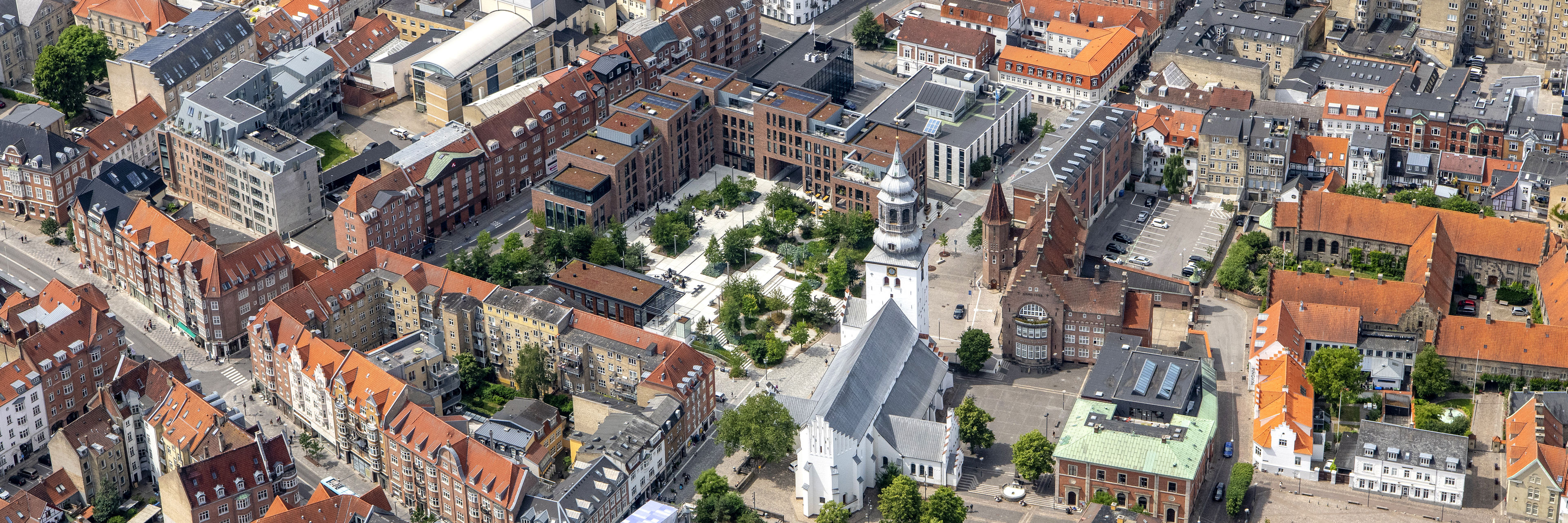 Skråfoto af Aalborg midtby, hvor man blandt andet kan se Budolfi Plads