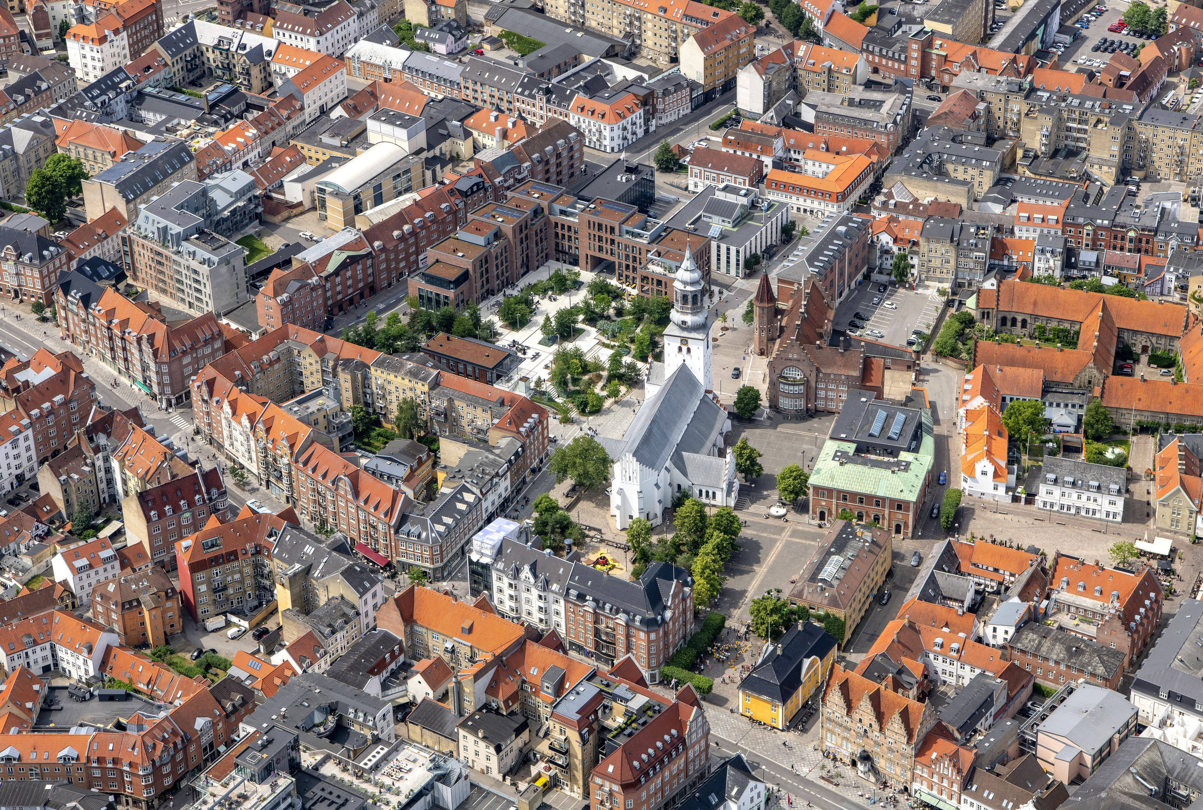 Skråfoto af Aalborg midtby, hvor man blandt andet kan se Budolfi Plads