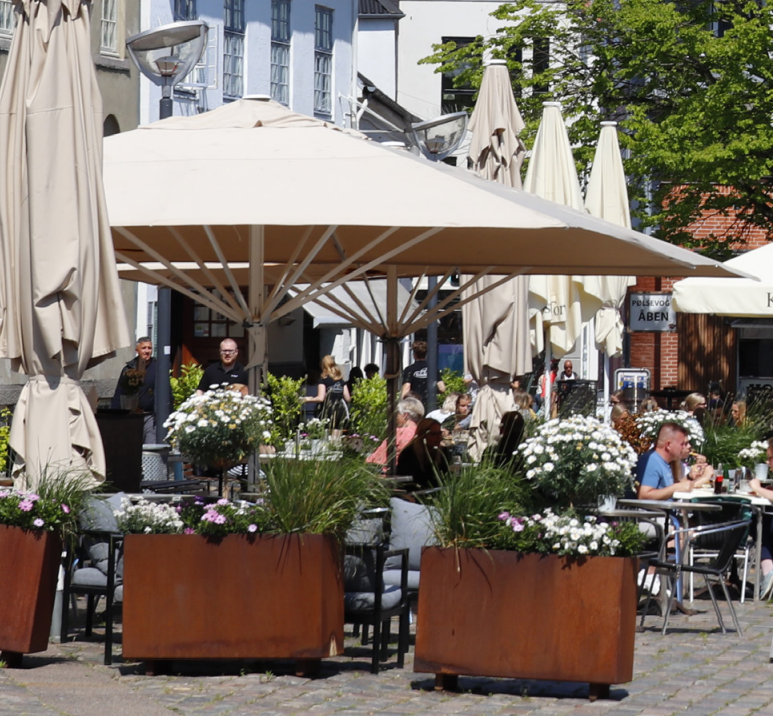 Plantekummer ved fortovscafe