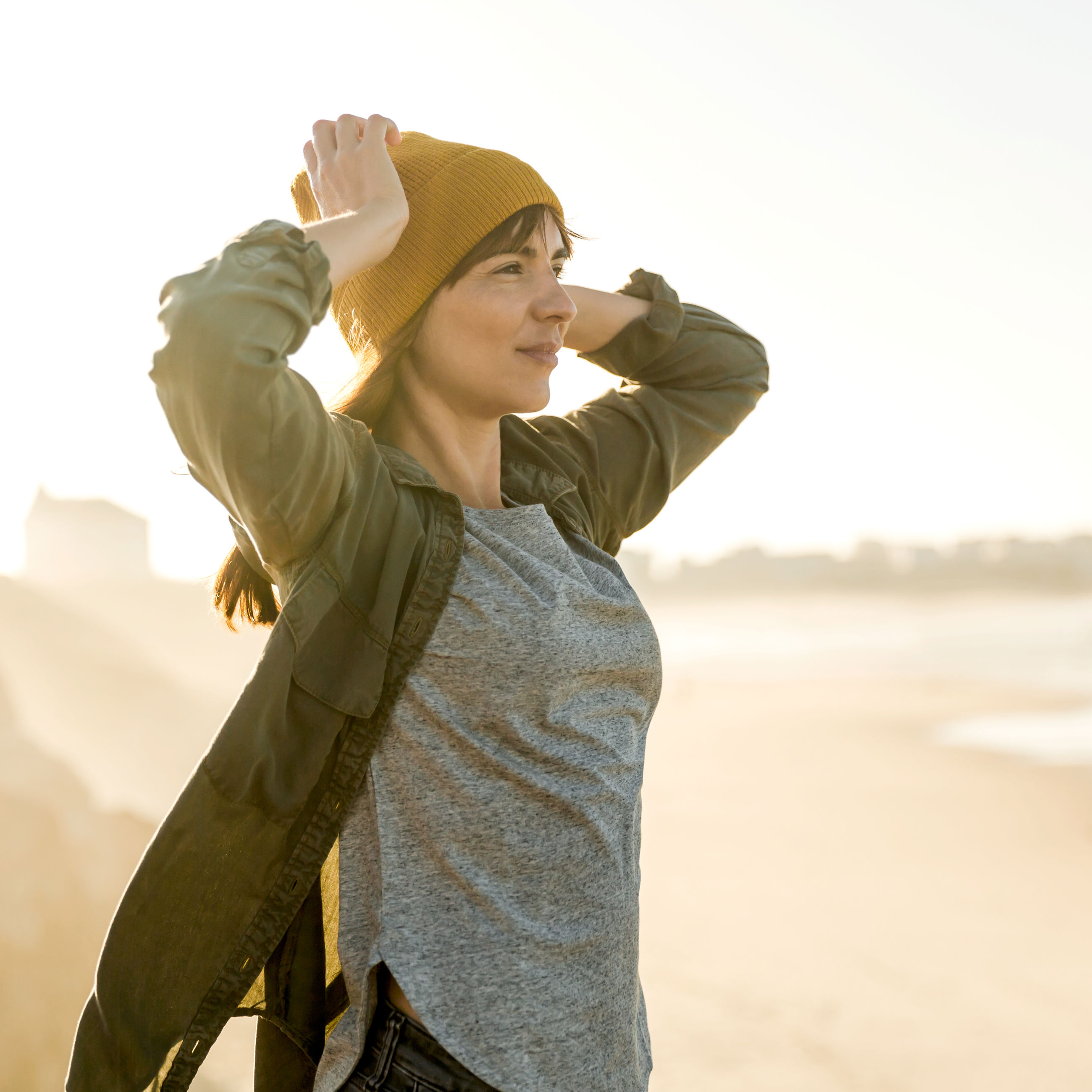 Kvinde, der kigger udover en kystlinje