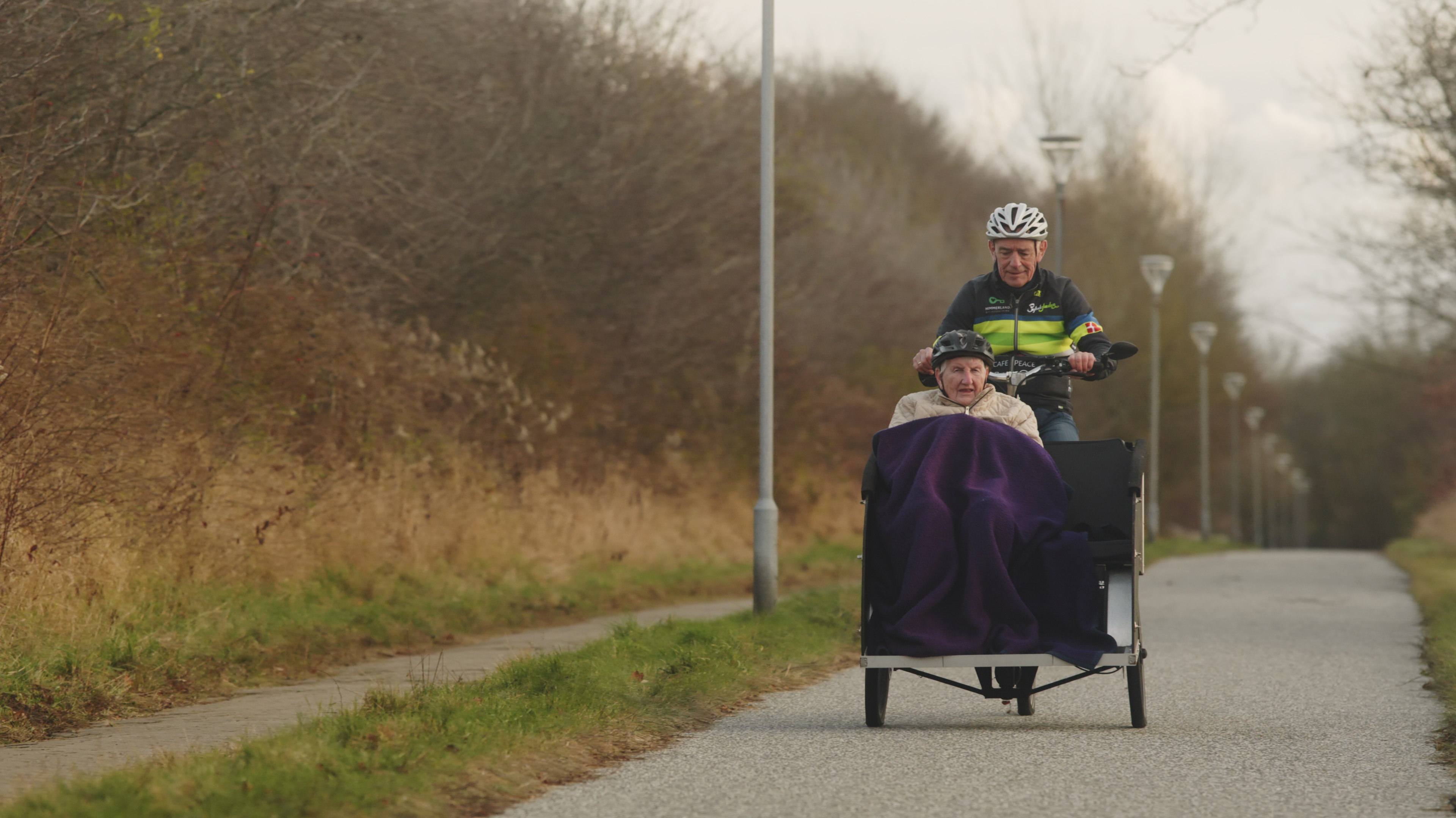 Bent på cykeltur med ældre dame