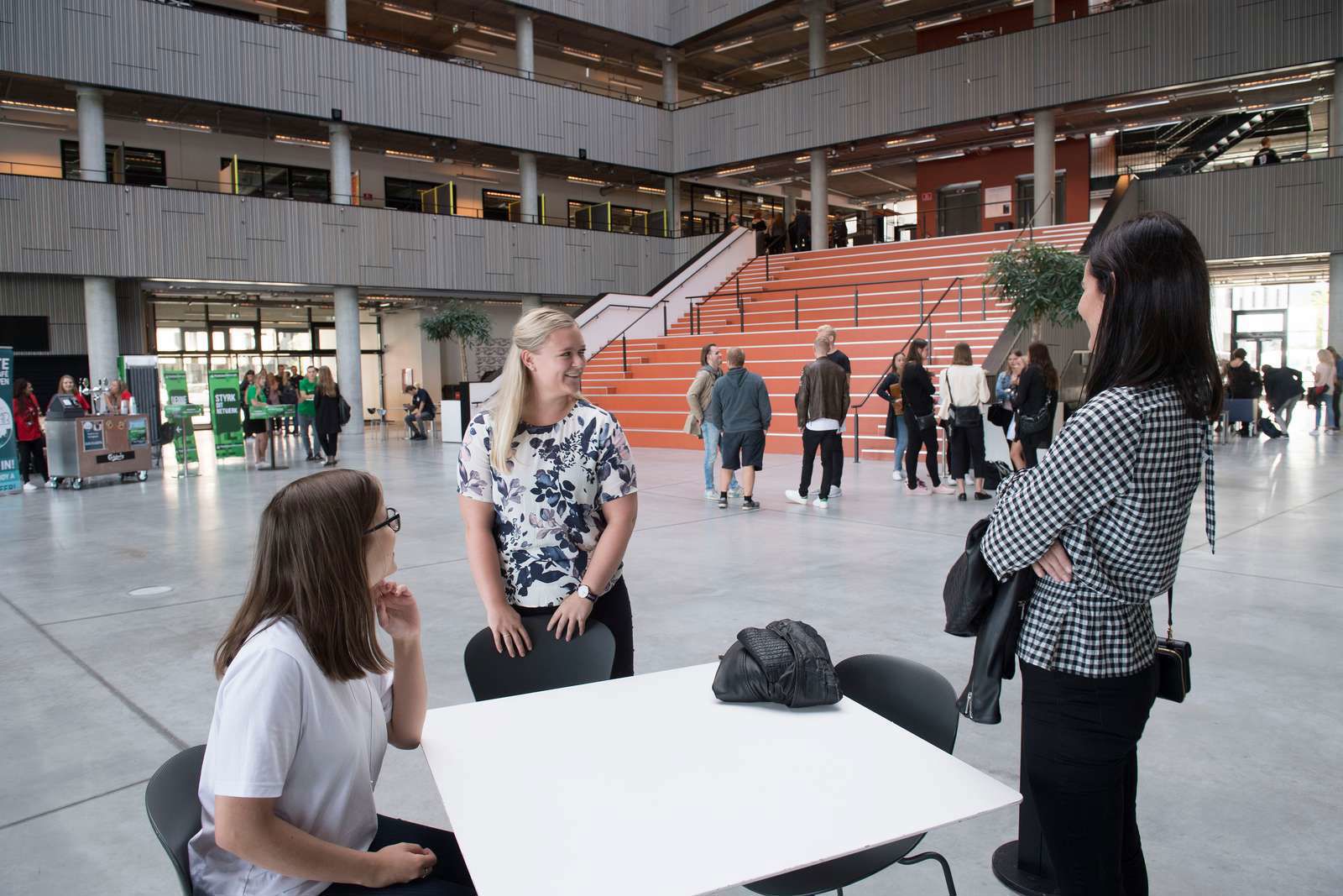 3 unge personer i Create bygningen