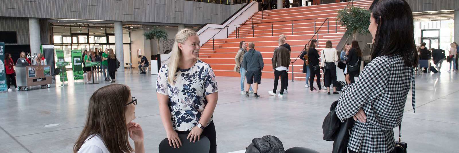 3 unge personer i Create bygningen