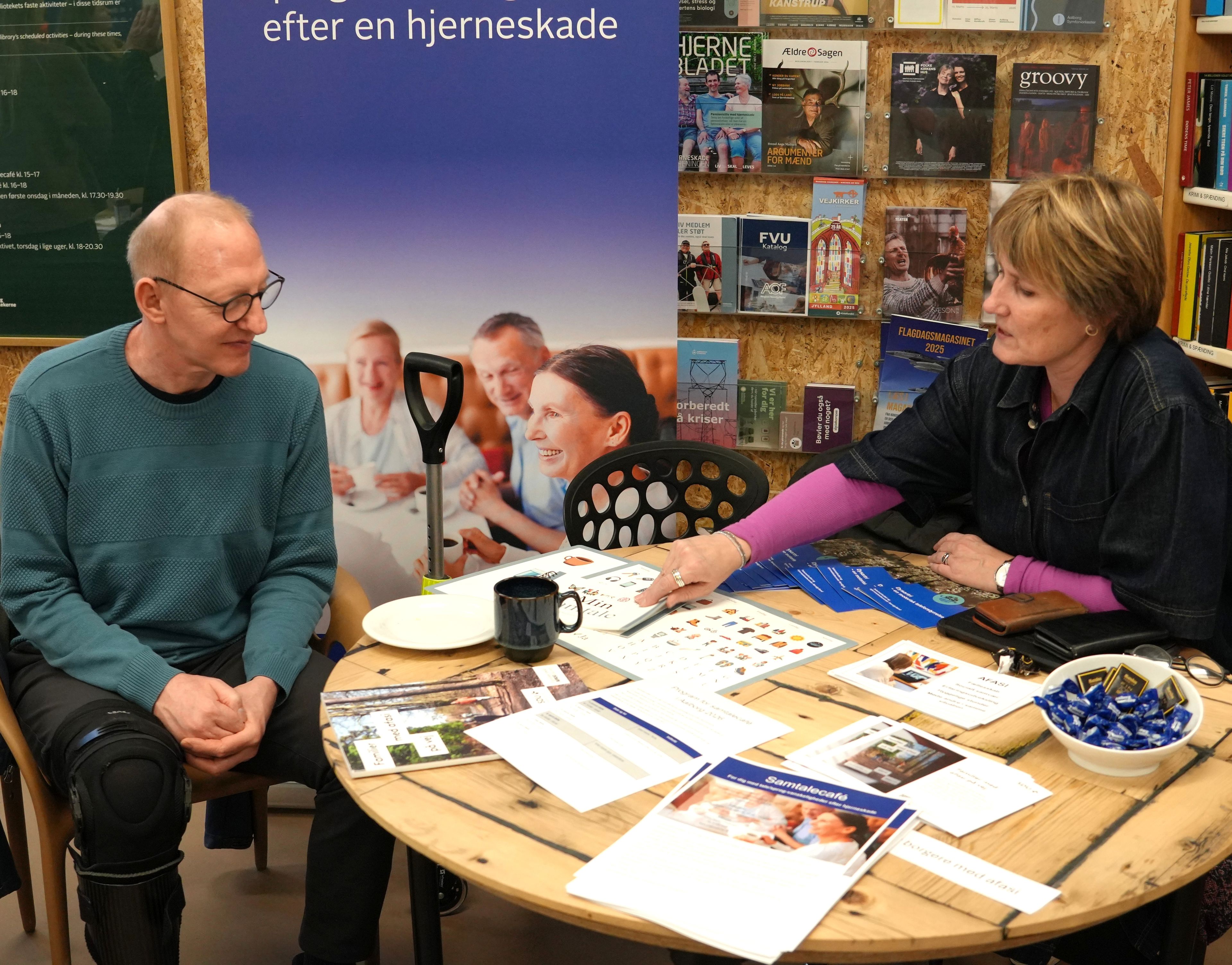 Svenne og Lone sidder ved et bord