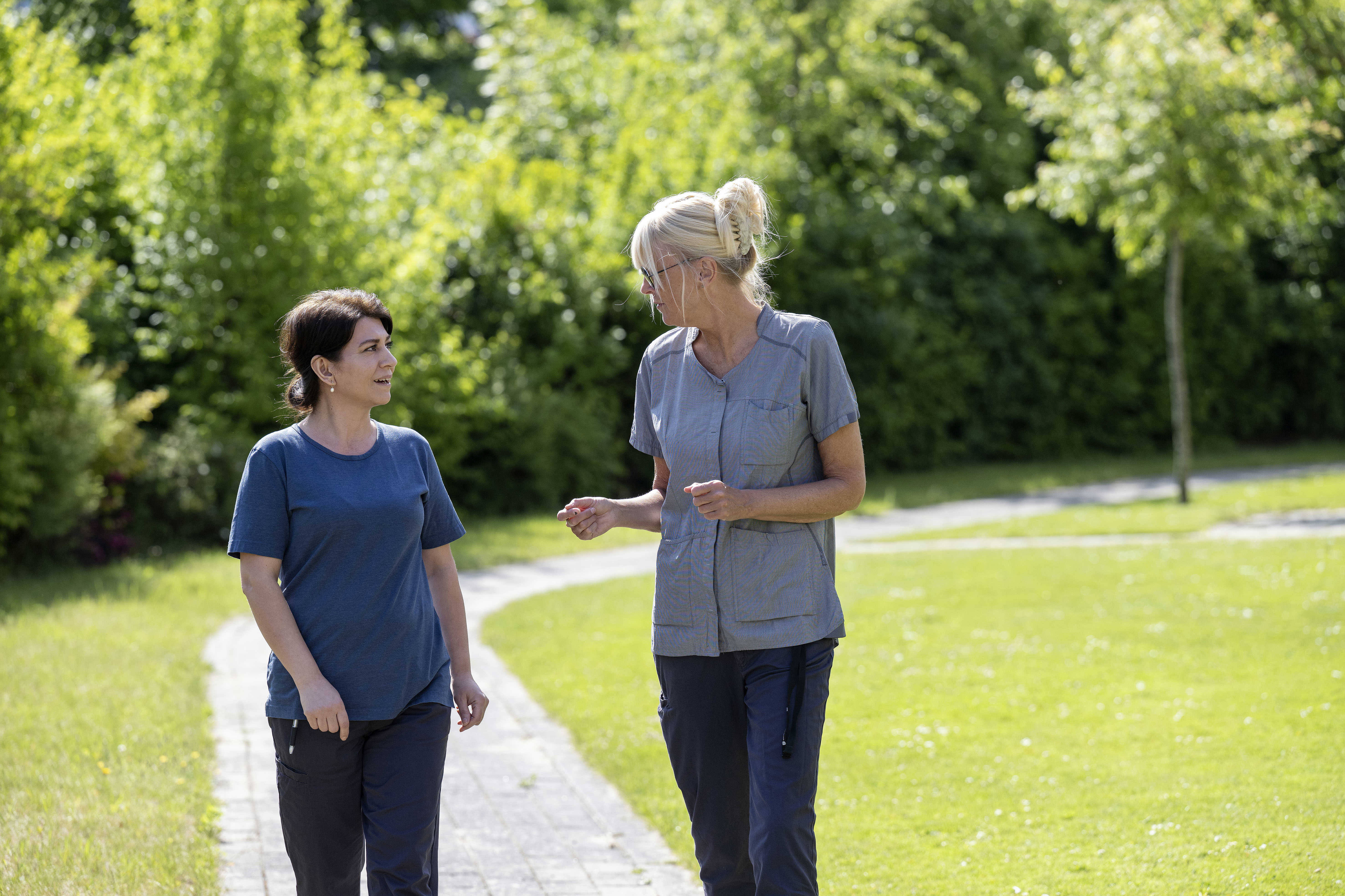 To medarbejdere taler udenfor