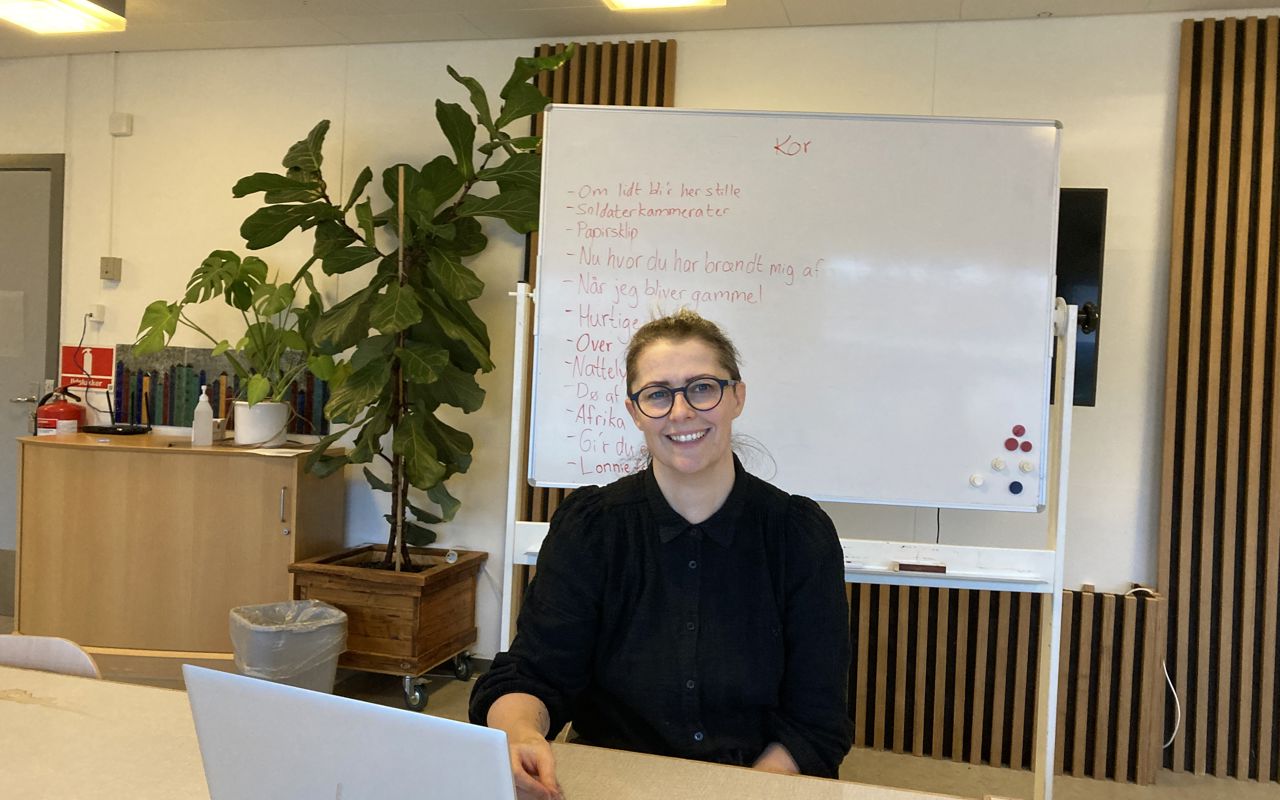 Socialpædagogen Betina ved bord