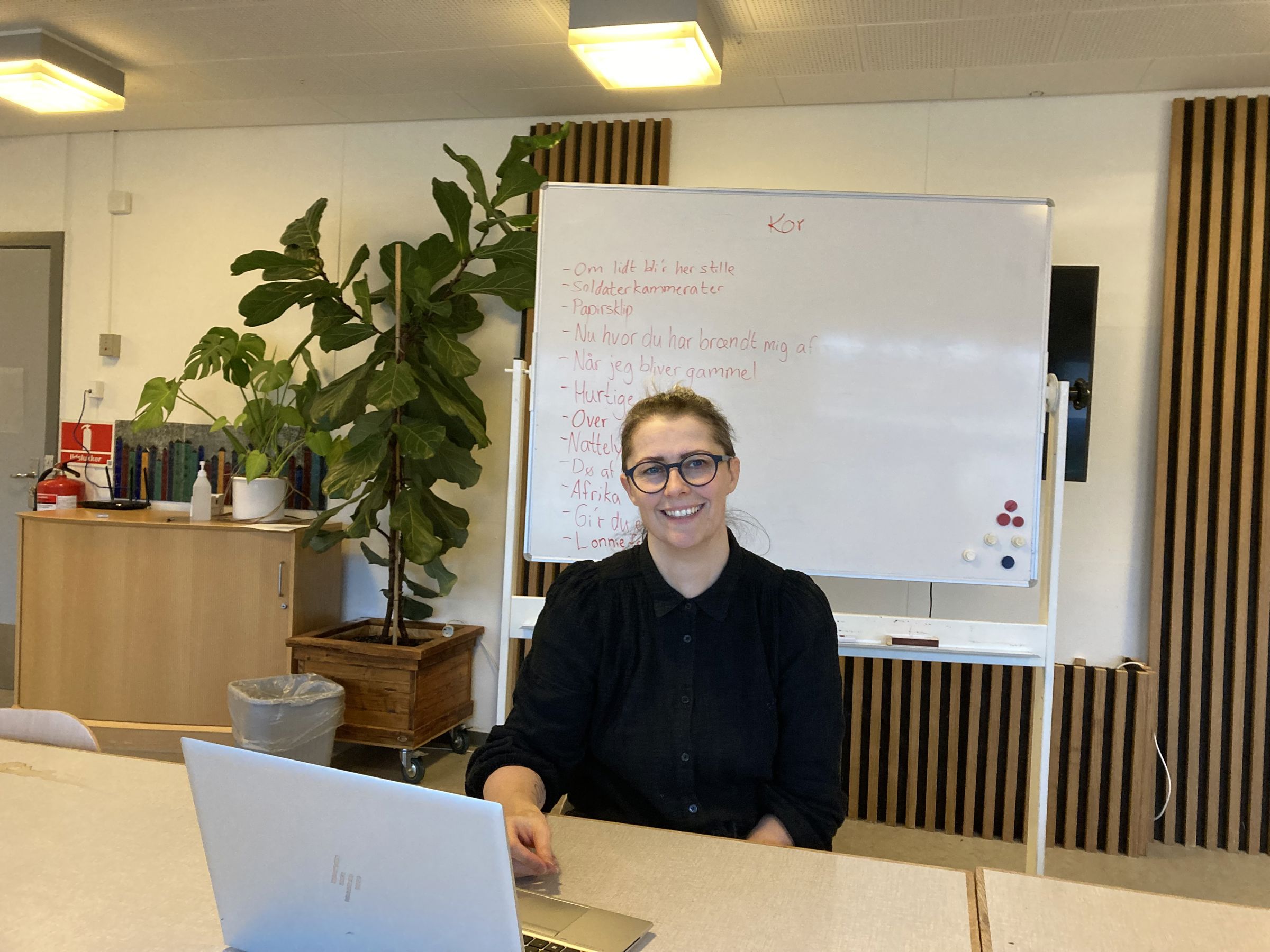 Socialpædagogen Betina ved bord