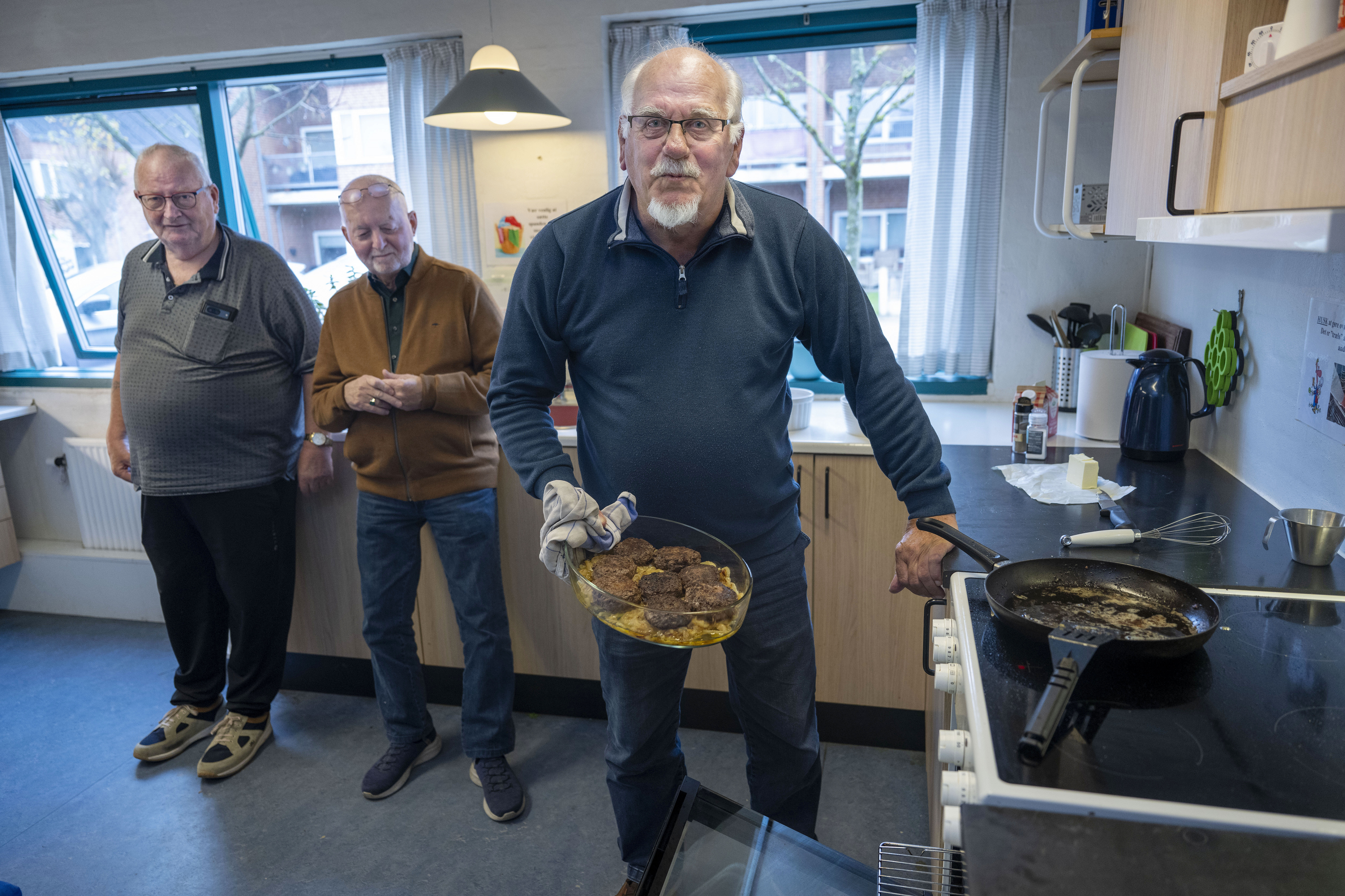 Tre herrer laver mad