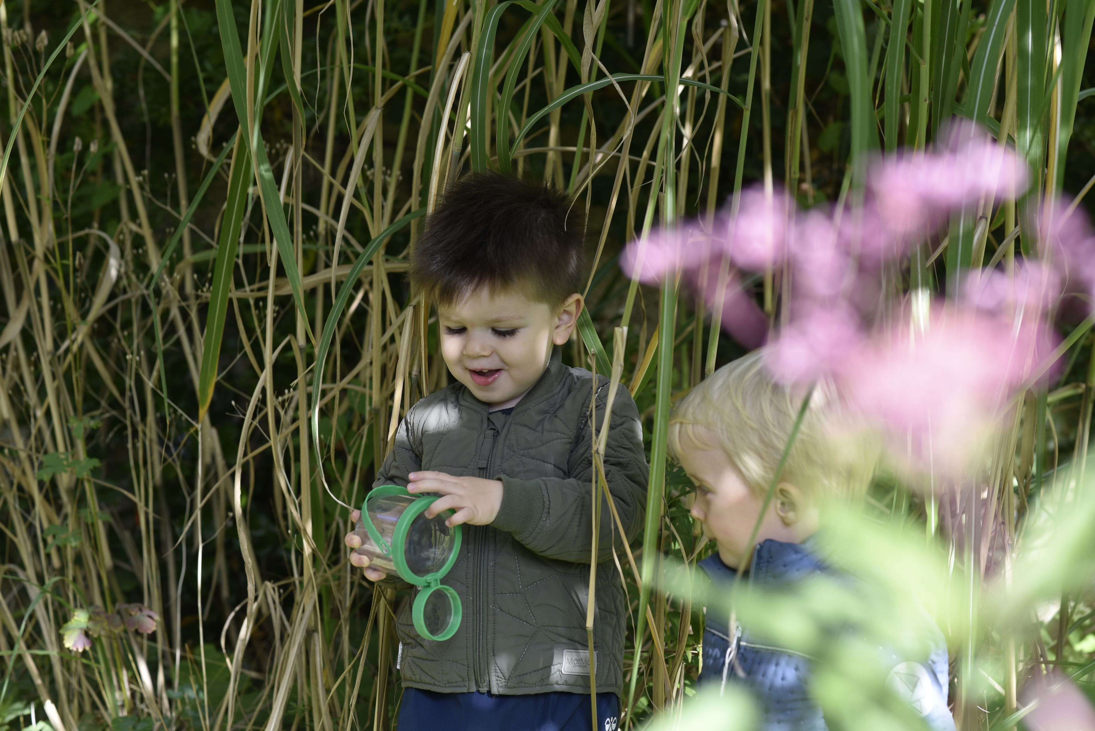 Små børn der leger