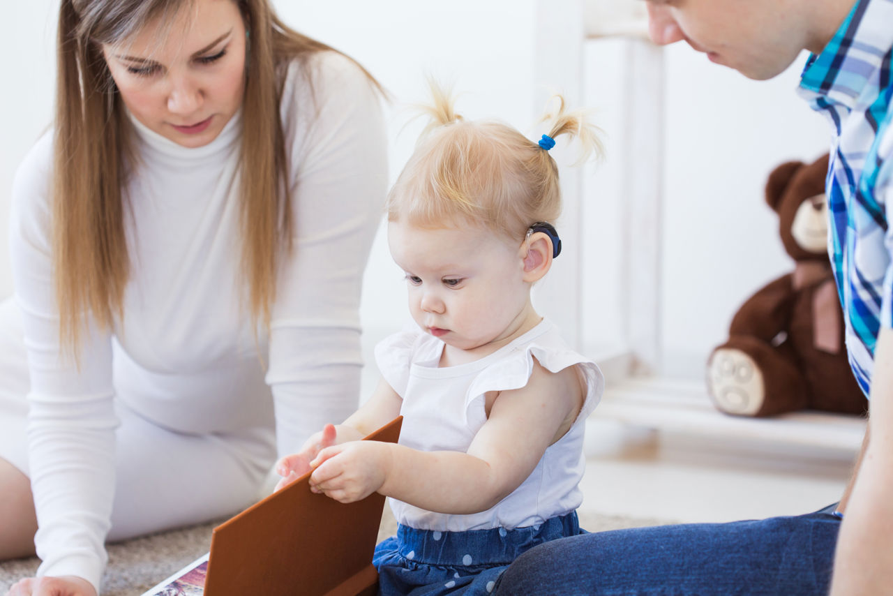 Forældre leger med barn