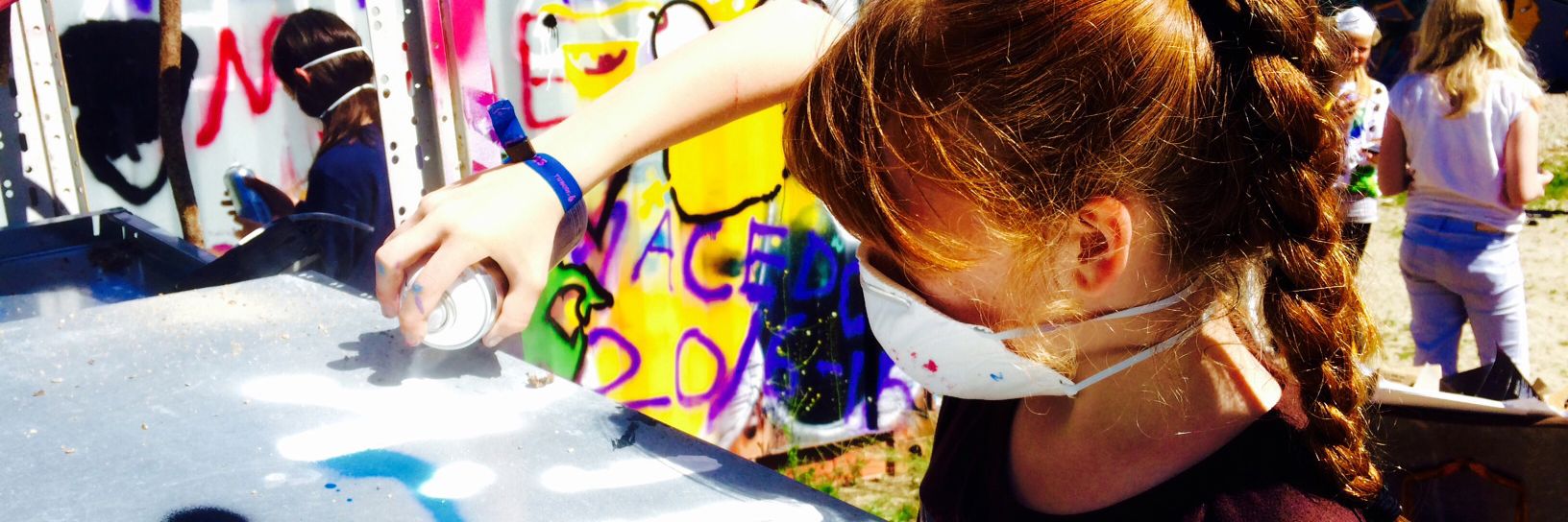 Pige der maler graffiti