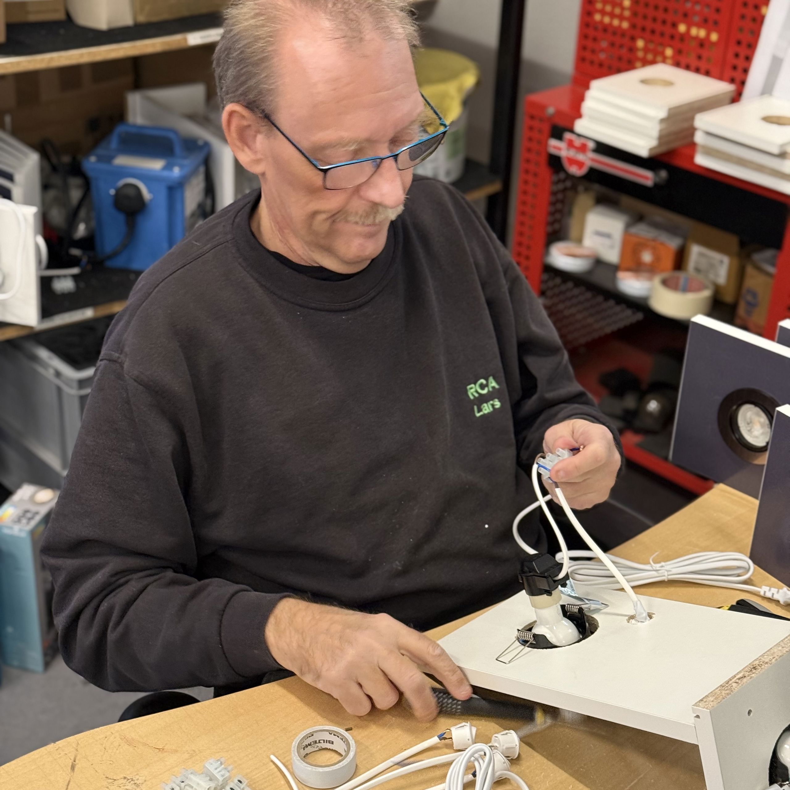 Mand arbejder med elektronik
