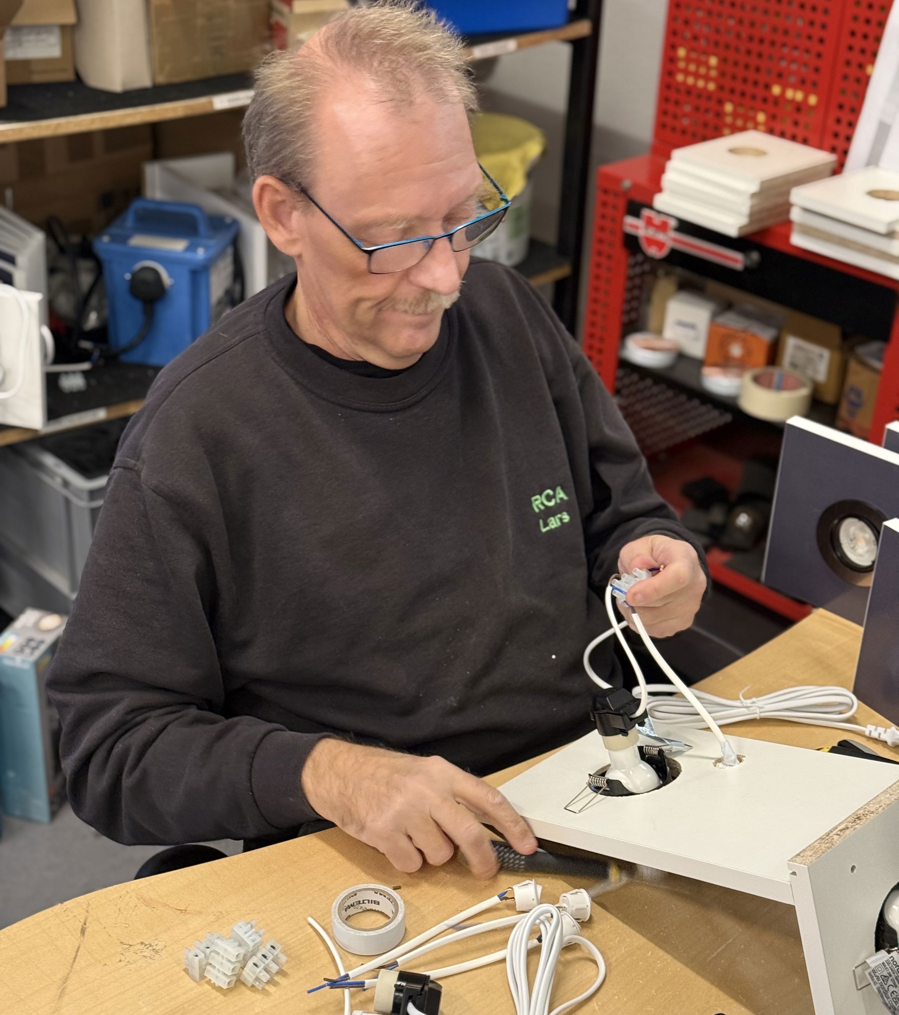 Mand arbejder med elektronik
