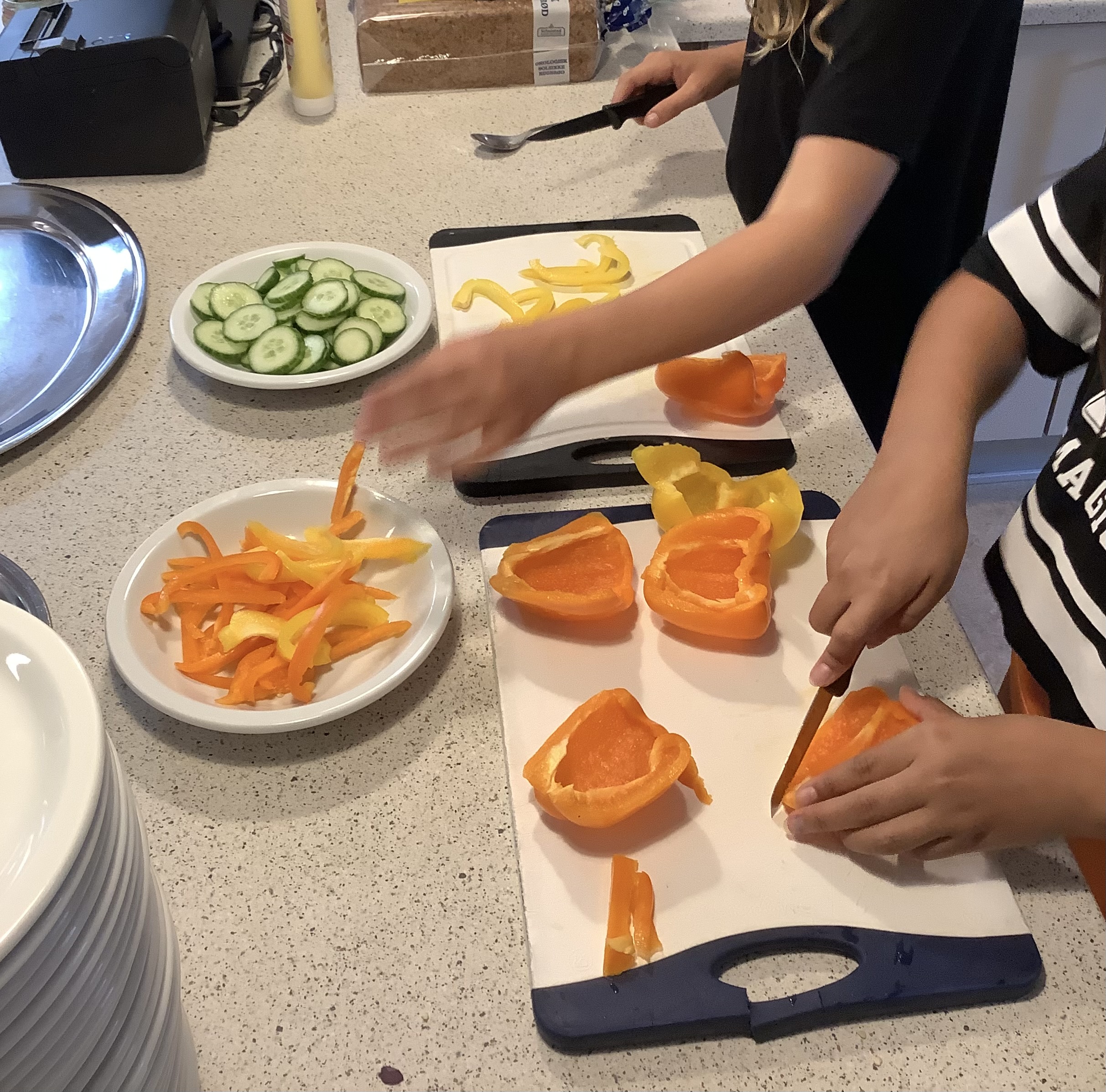 Børn, der snitter grønsager
