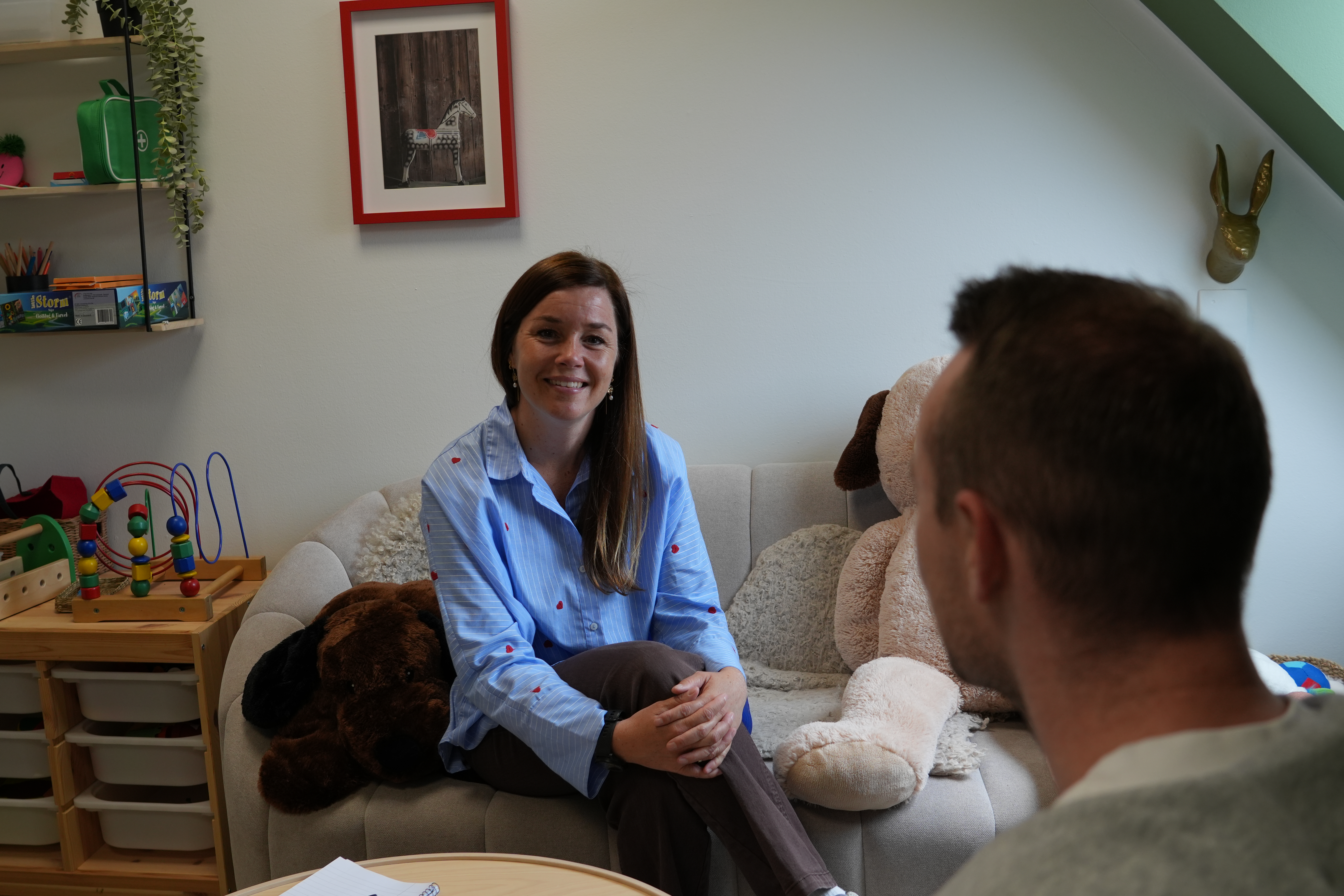 Skolesocialrådgiveren Mia taler med far