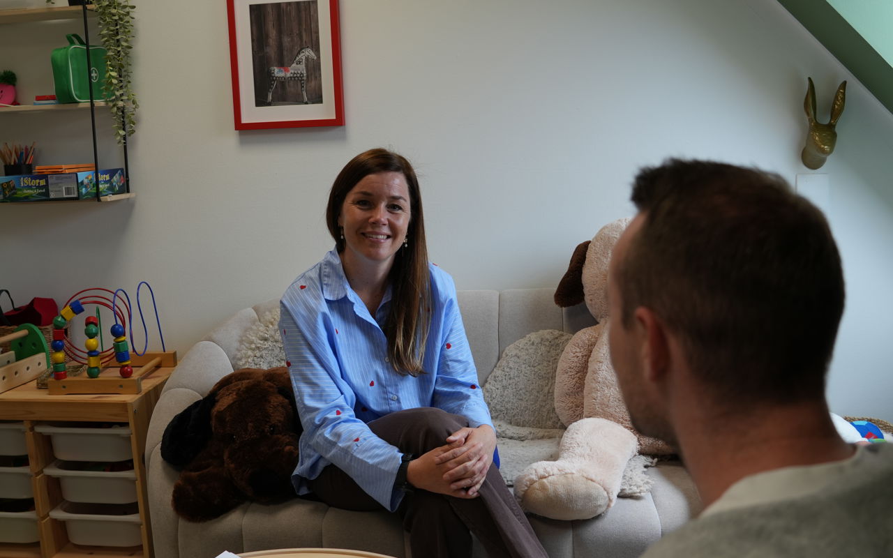 Skolesocialrådgiveren Mia taler med far