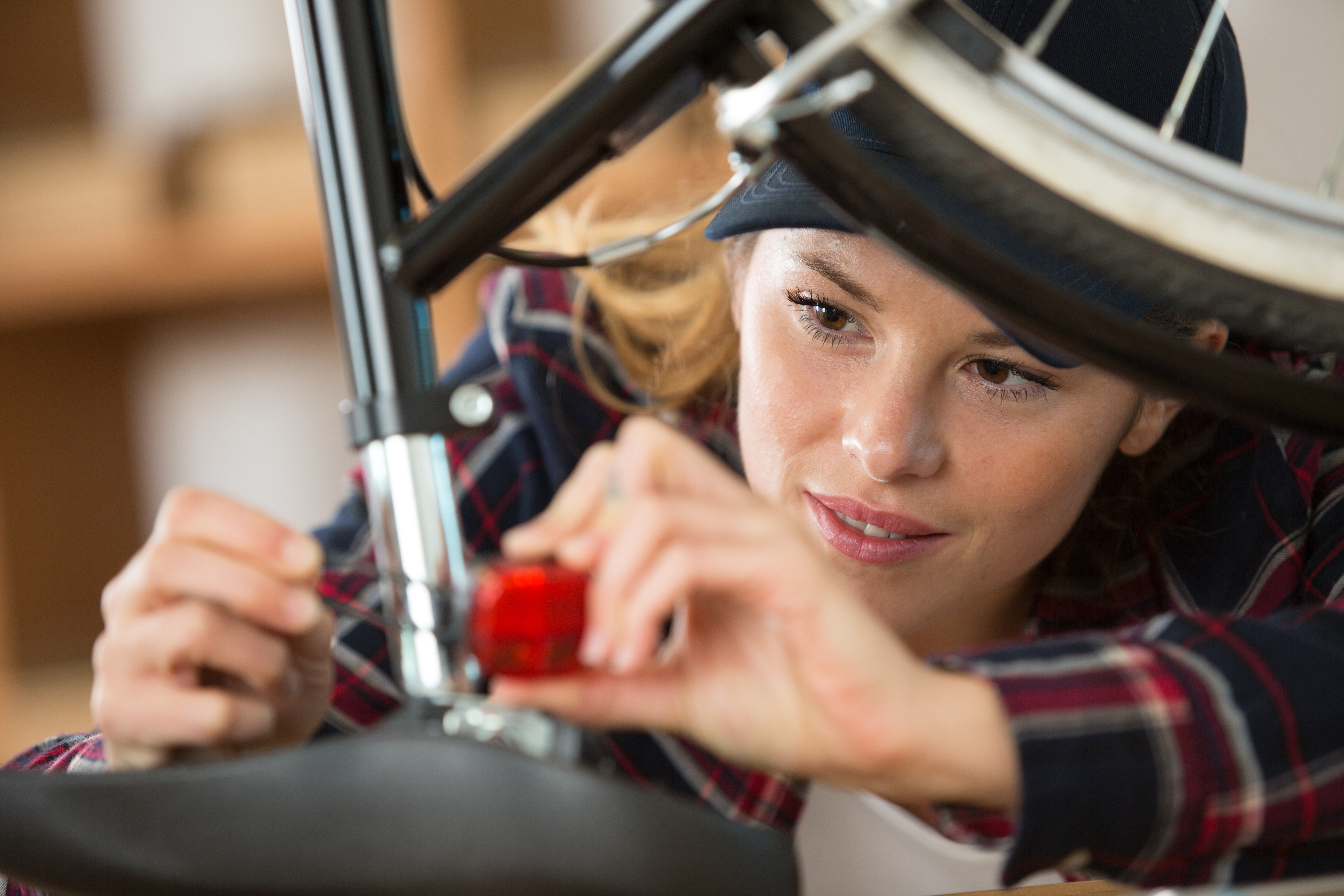 Pige sætter cykellygte på cykel