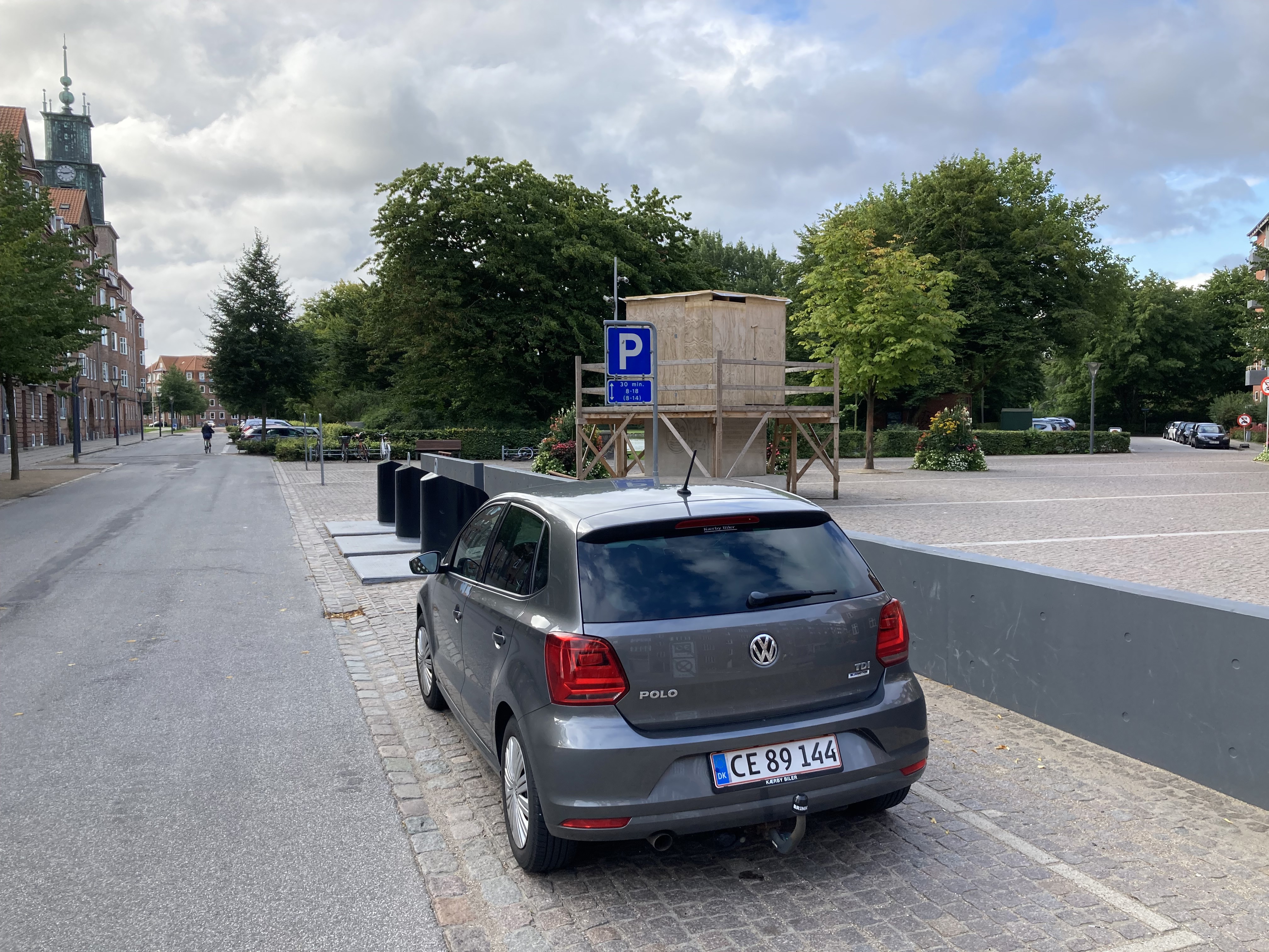 Parkering i gaderne skal afvejes med mange andre hensyn. I dette tilfælde nedgravede containere på Teglværks Alle.