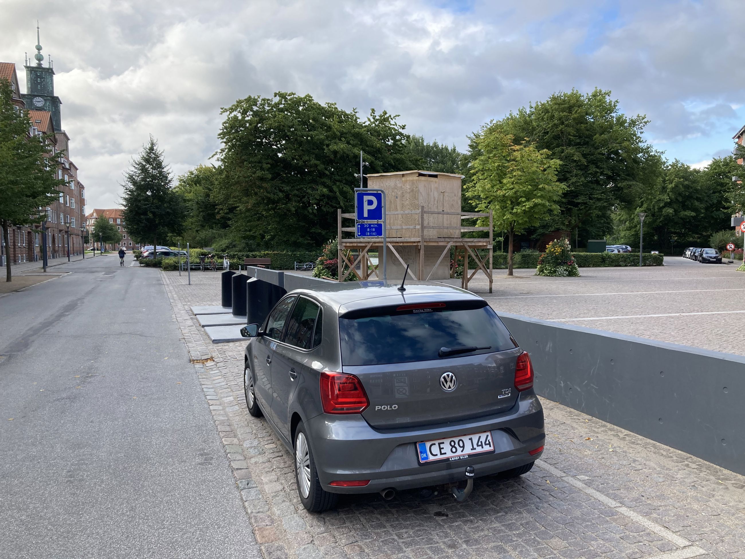 Parkering i gaderne skal afvejes med mange andre hensyn. I dette tilfælde nedgravede containere på Teglværks Alle.