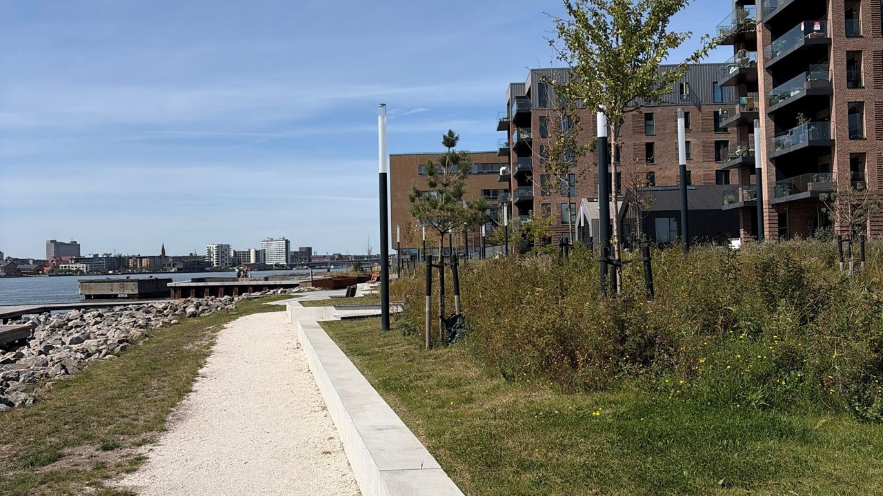 Sti langs fjorden ved Stigsborg i Nørresundby