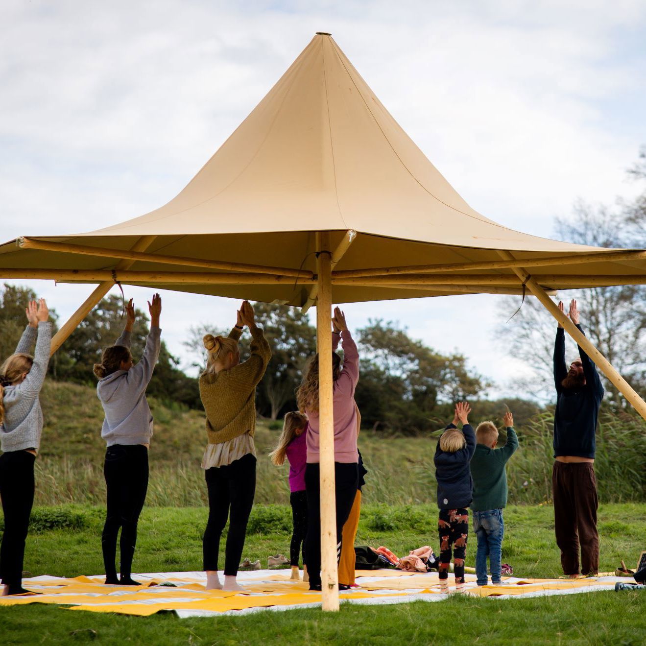 Yoga i det fri under åbent glamping telt