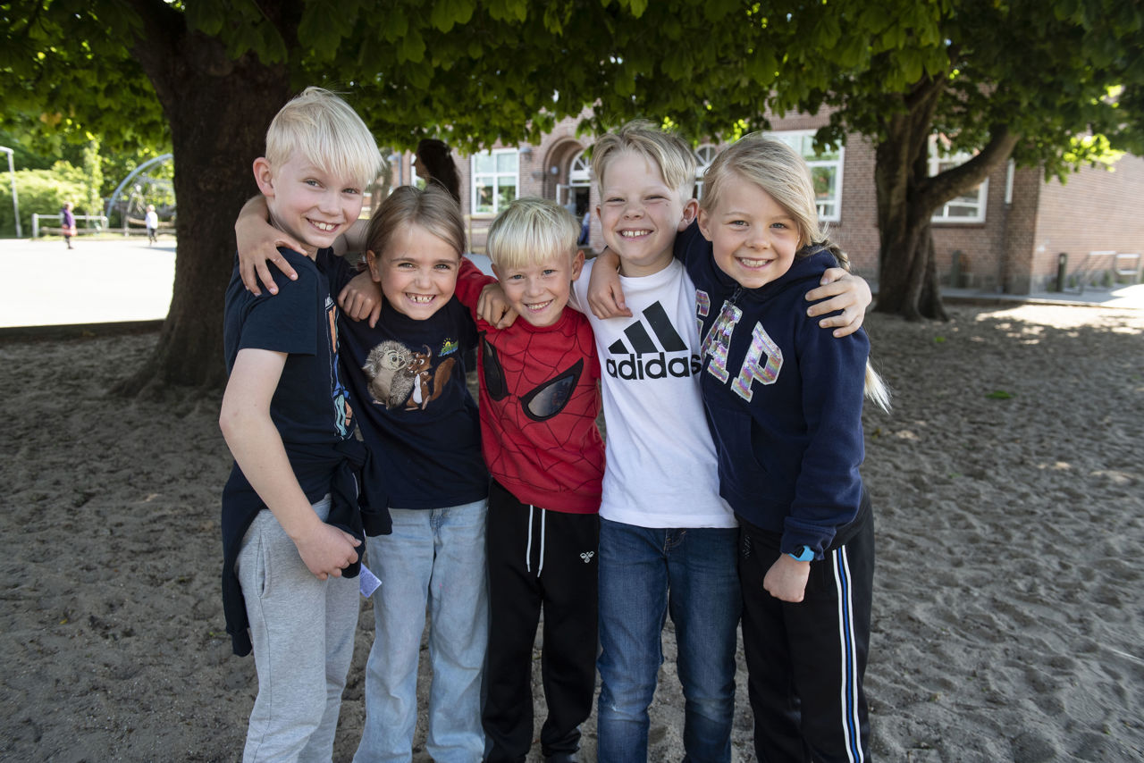 Børn står sammen i skolegård