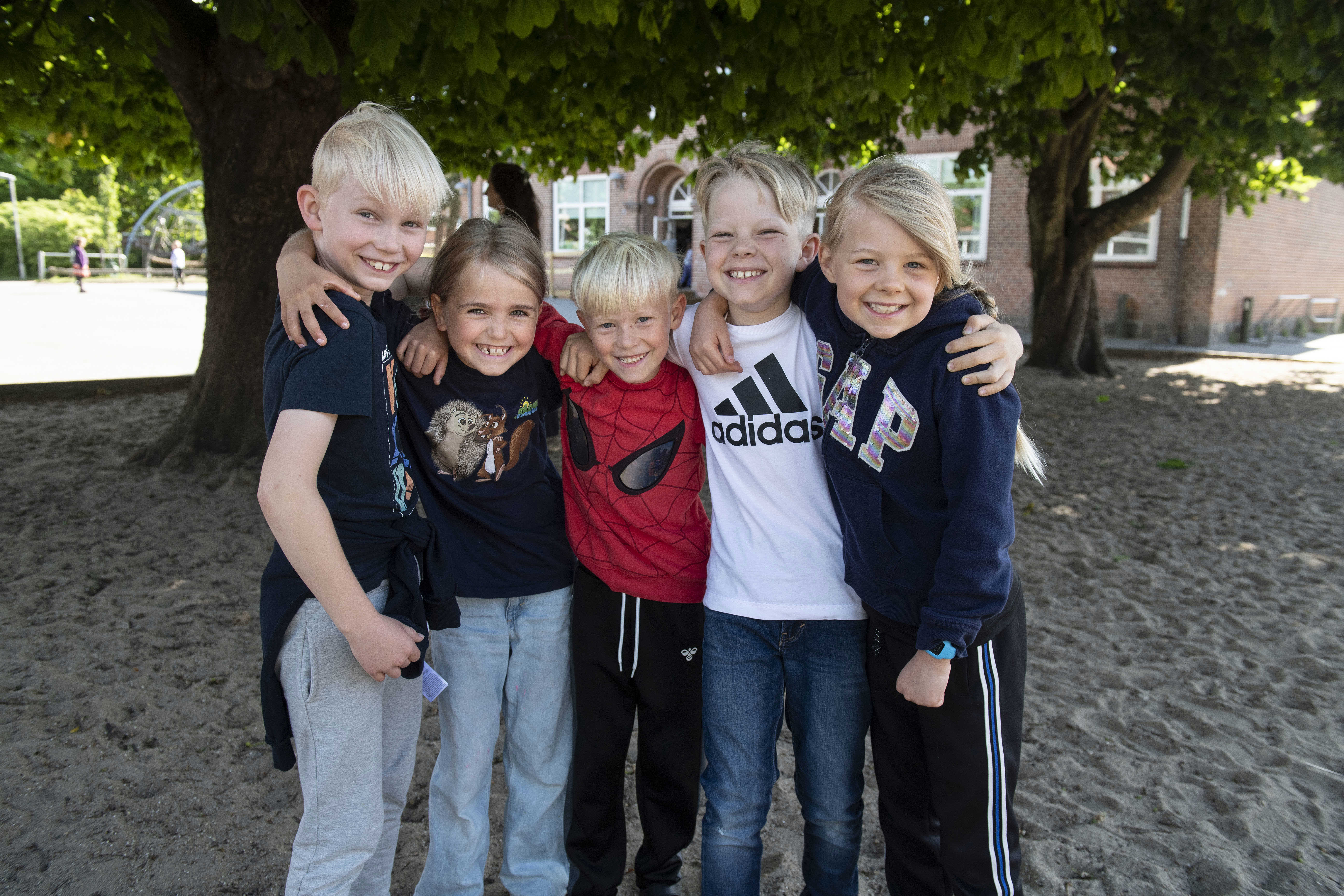 Børn står sammen i skolegård